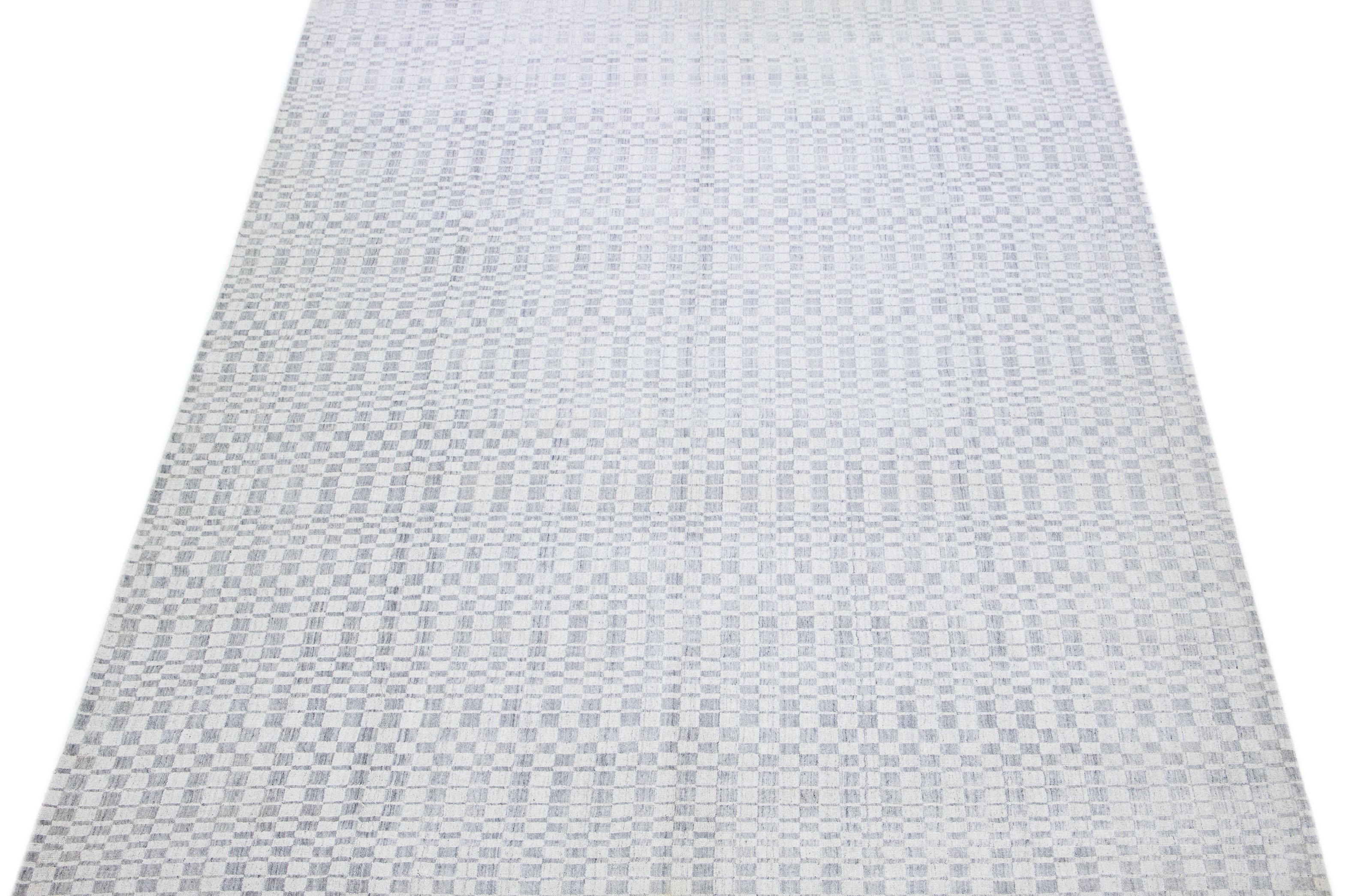 Schöner moderner Woll- und Seidenteppich mit grauem Feld und einem wunderschönen nahtlosen geometrischen Muster.

Dieser Teppich misst 9'11