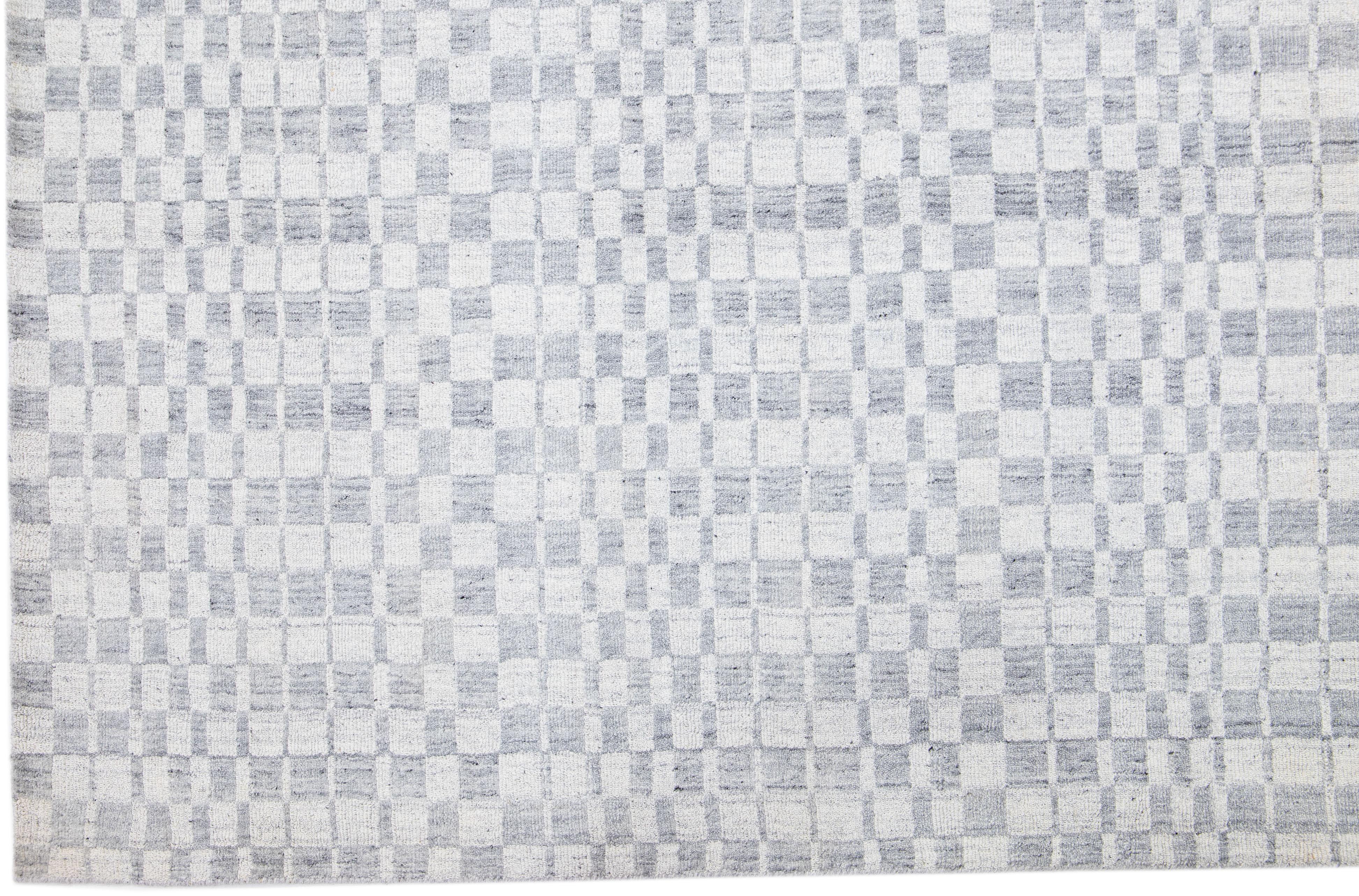 Moderner nahtlos gestalteter Teppich aus Wolle und Seide in Grau im Zustand „Neu“ im Angebot in Norwalk, CT