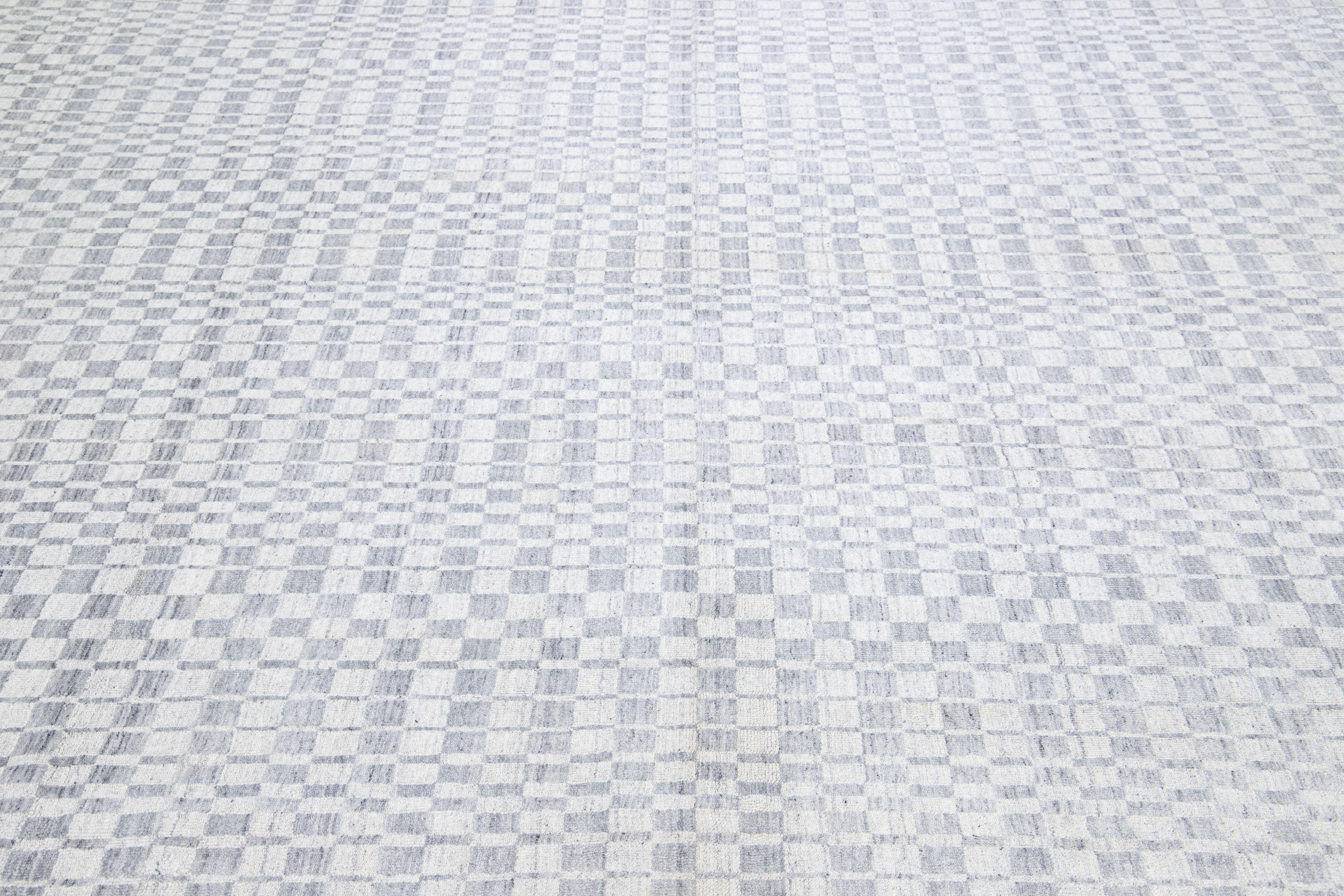 Moderner nahtlos gestalteter Teppich aus Wolle und Seide in Grau (21. Jahrhundert und zeitgenössisch) im Angebot