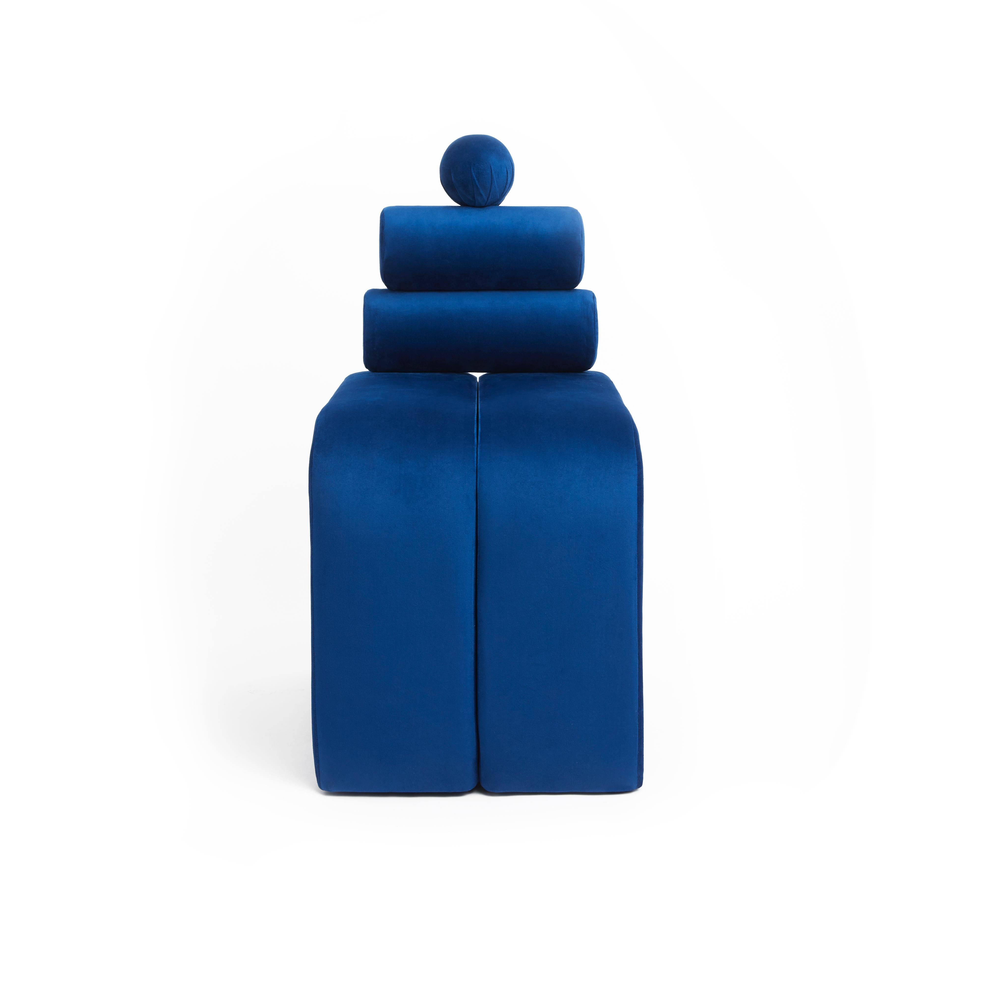 La Klein Seat è stata progettata ispirandosi all'artista concettuale Yves Klein che ha messo in discussione i poteri spirituali e l'immateriale con l'uso del colore blu. La nostra astrazione fa riferimento a 