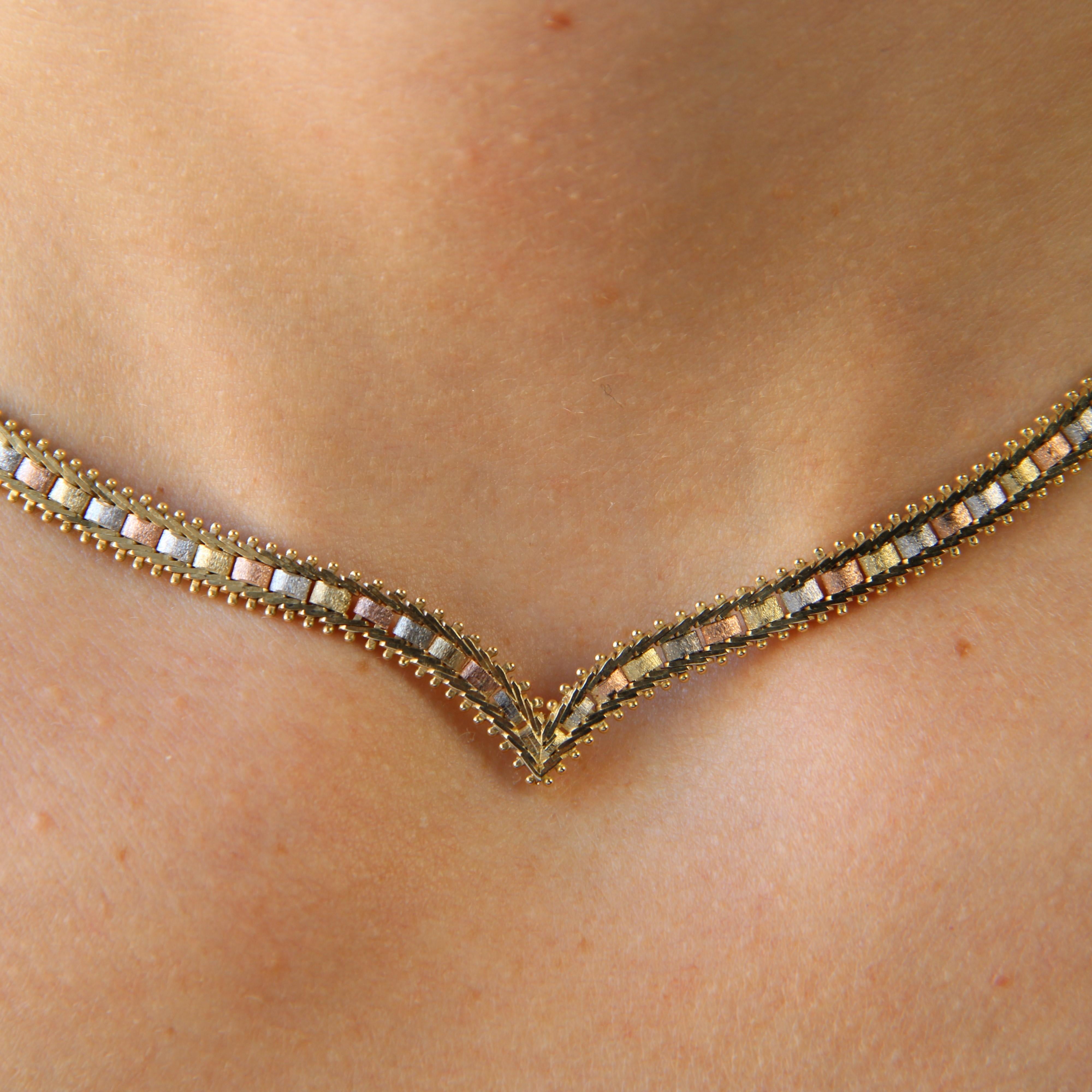 Collier moderne de deuxième main en or jaune, rose et gris 14 carats en vente 5