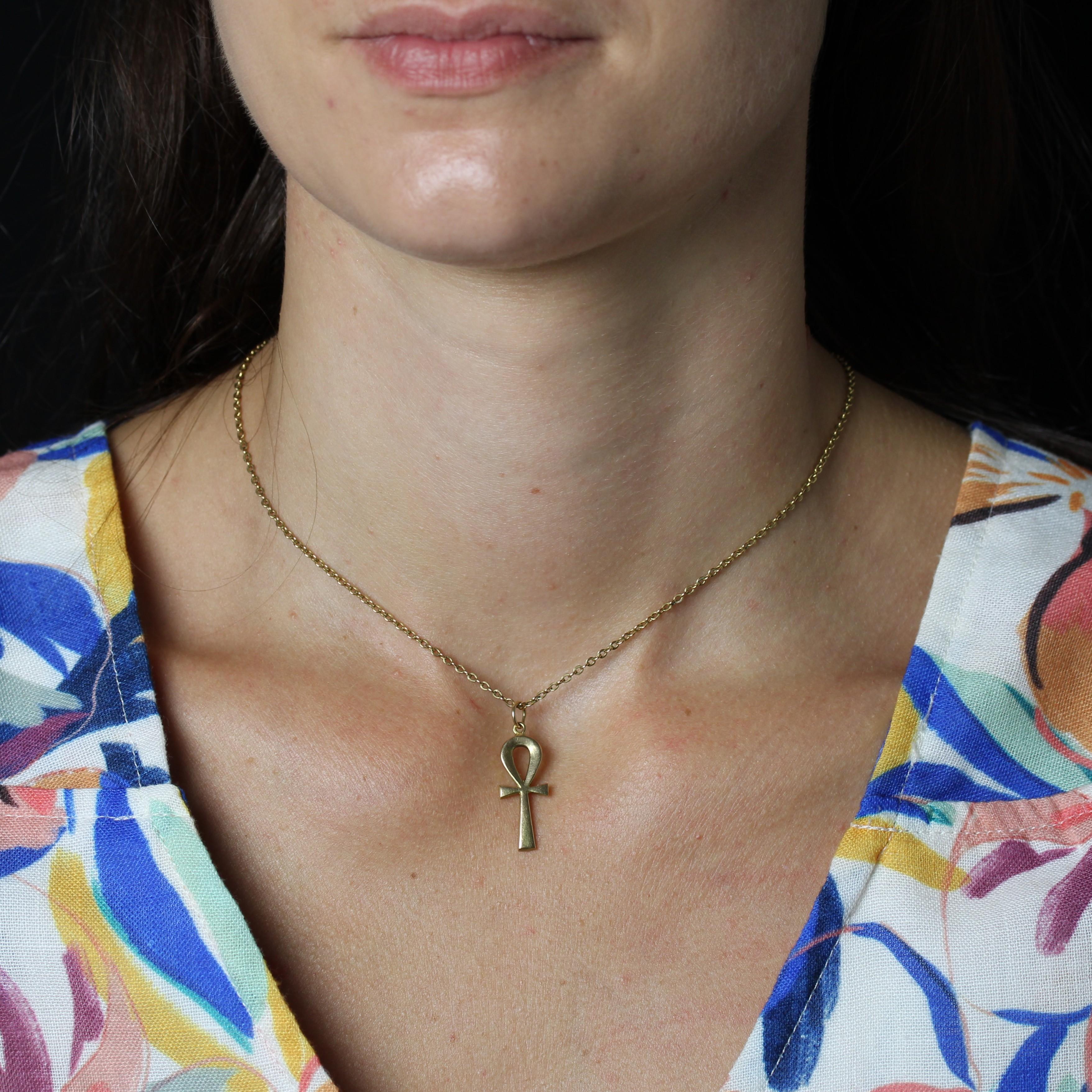 Ciondolo in oro giallo 18 carati.
Questo Ankh d'oro o croce egizia è leggermente curvo e piatto sul retro.
Il ciondolo è venduto da solo senza la catena di presentazione.
Altezza: 3 cm circa, larghezza: 10 mm circa, spessore: 1,2 mm circa.
Peso
