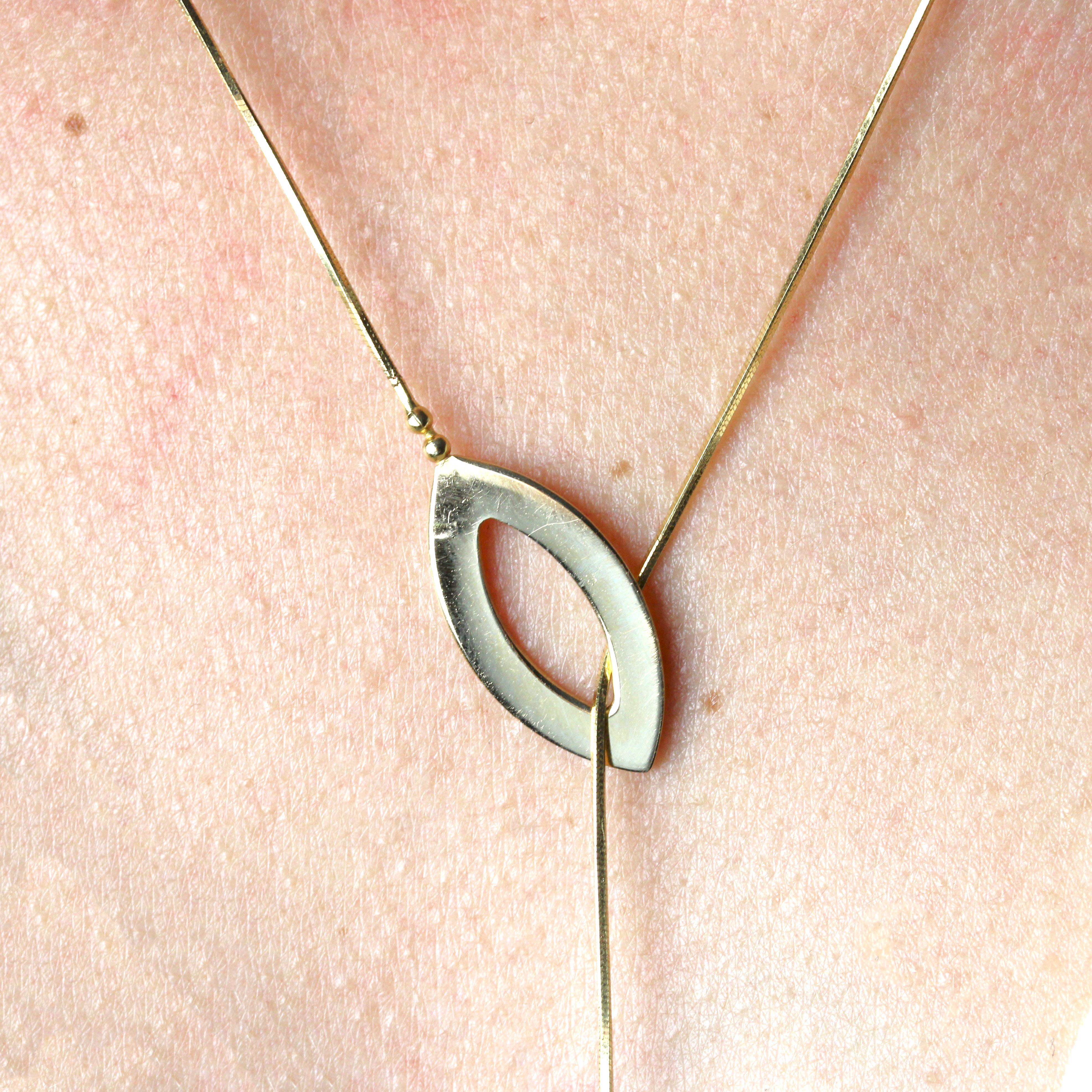 Moderne Second Hand 18 Karat Gelbgold Asymmetrische Halskette im Angebot 3