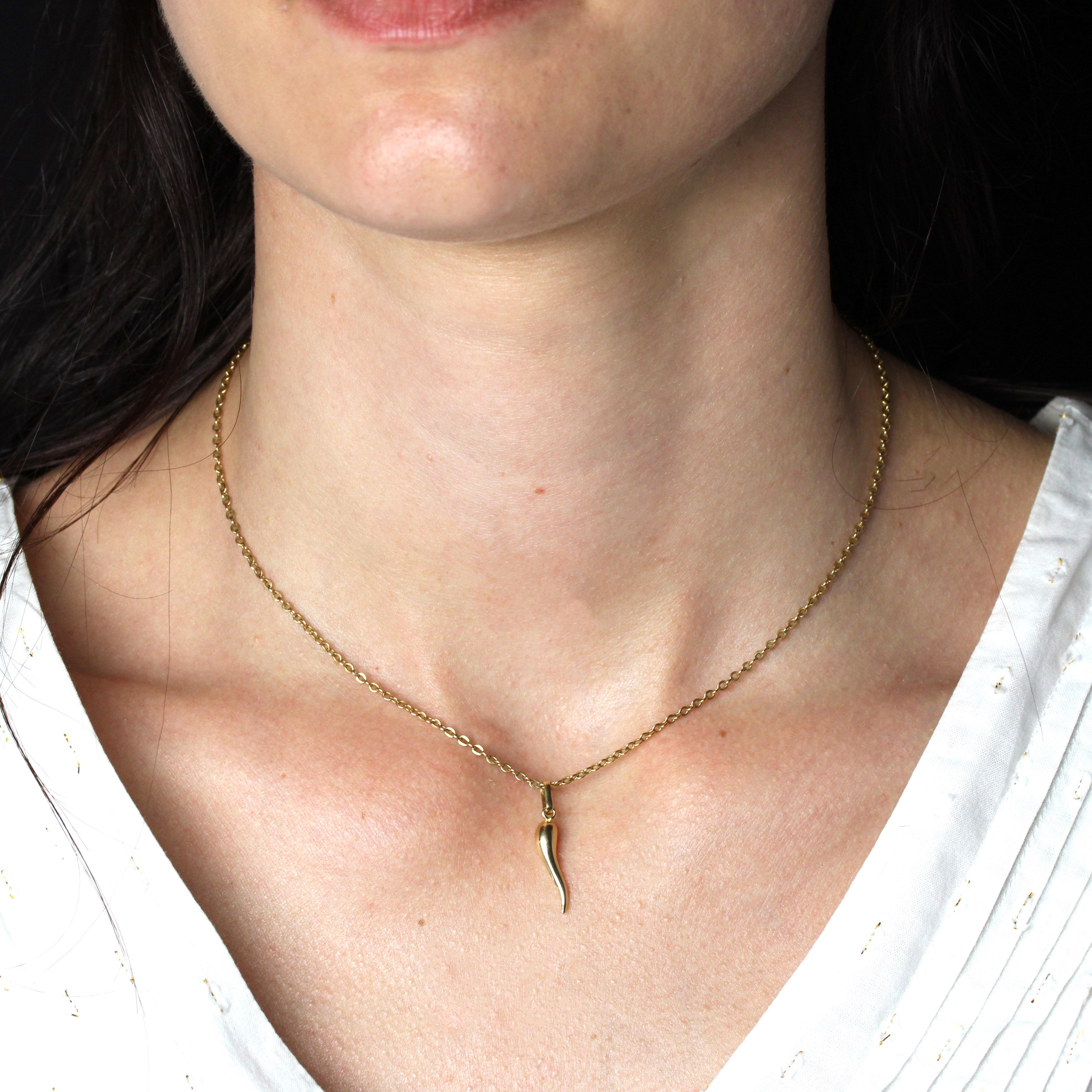 Pendant in 18 karat yellow gold.
This gold pendant represents a cornucopia or Italian horn.
Pendant sold alone, without the chain of presentation.
Height : 2.5 cm approximately, width : 4 mm approximately, thickness : 4 mm approximately.
Total