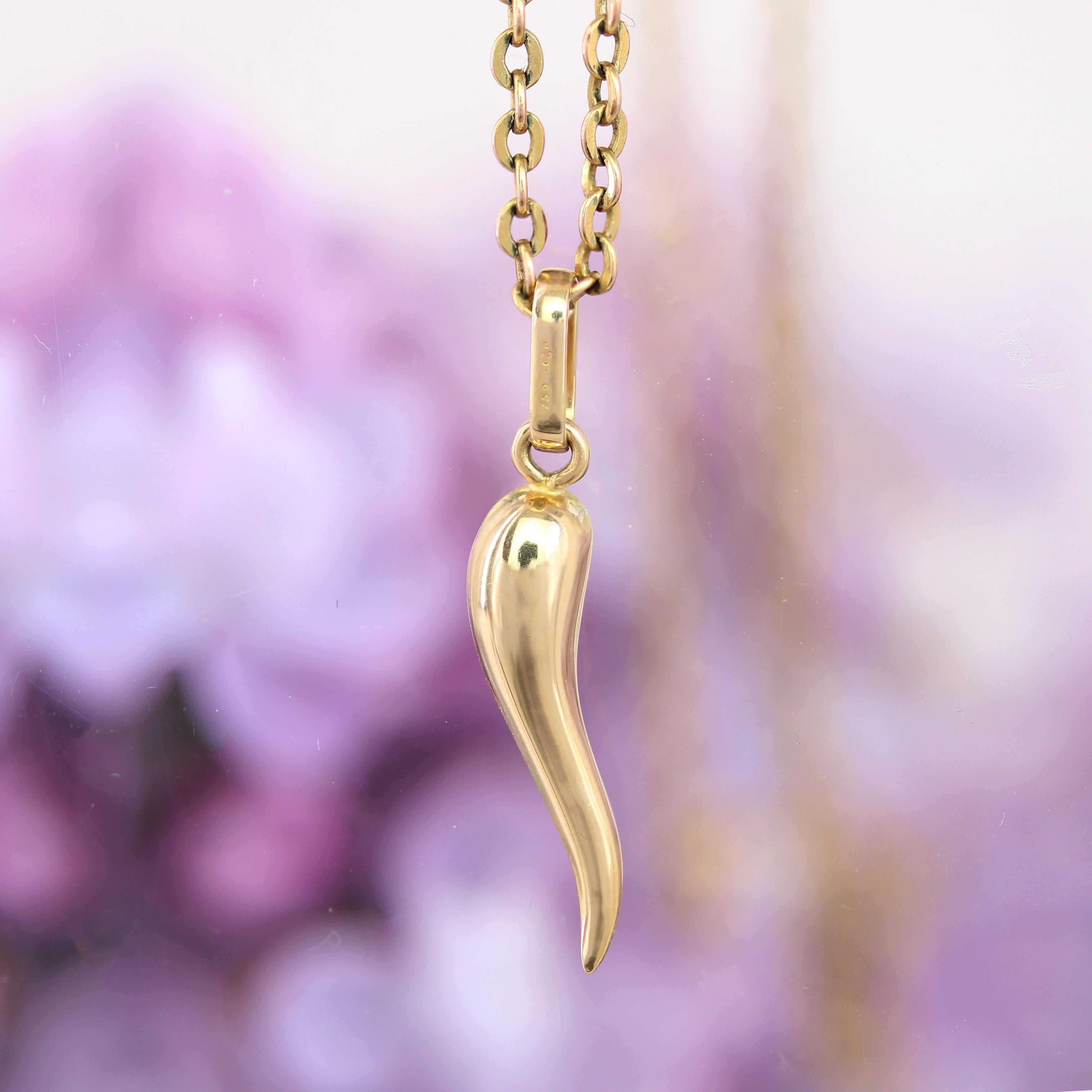 Moderne Modern Second Hand 18 Karat Yellow Gold Cornucopia Charm Pendant en vente
