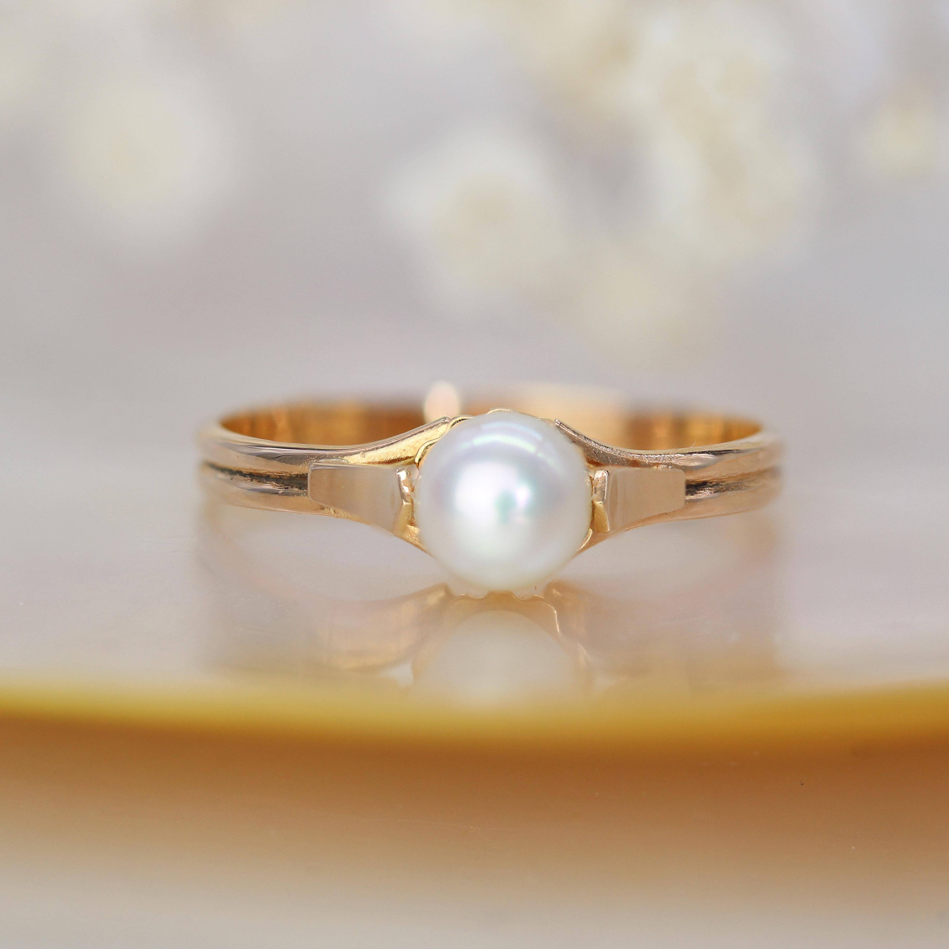 Moderno Anello moderno di seconda mano in oro giallo 18 carati con solitario di perle coltivate in vendita