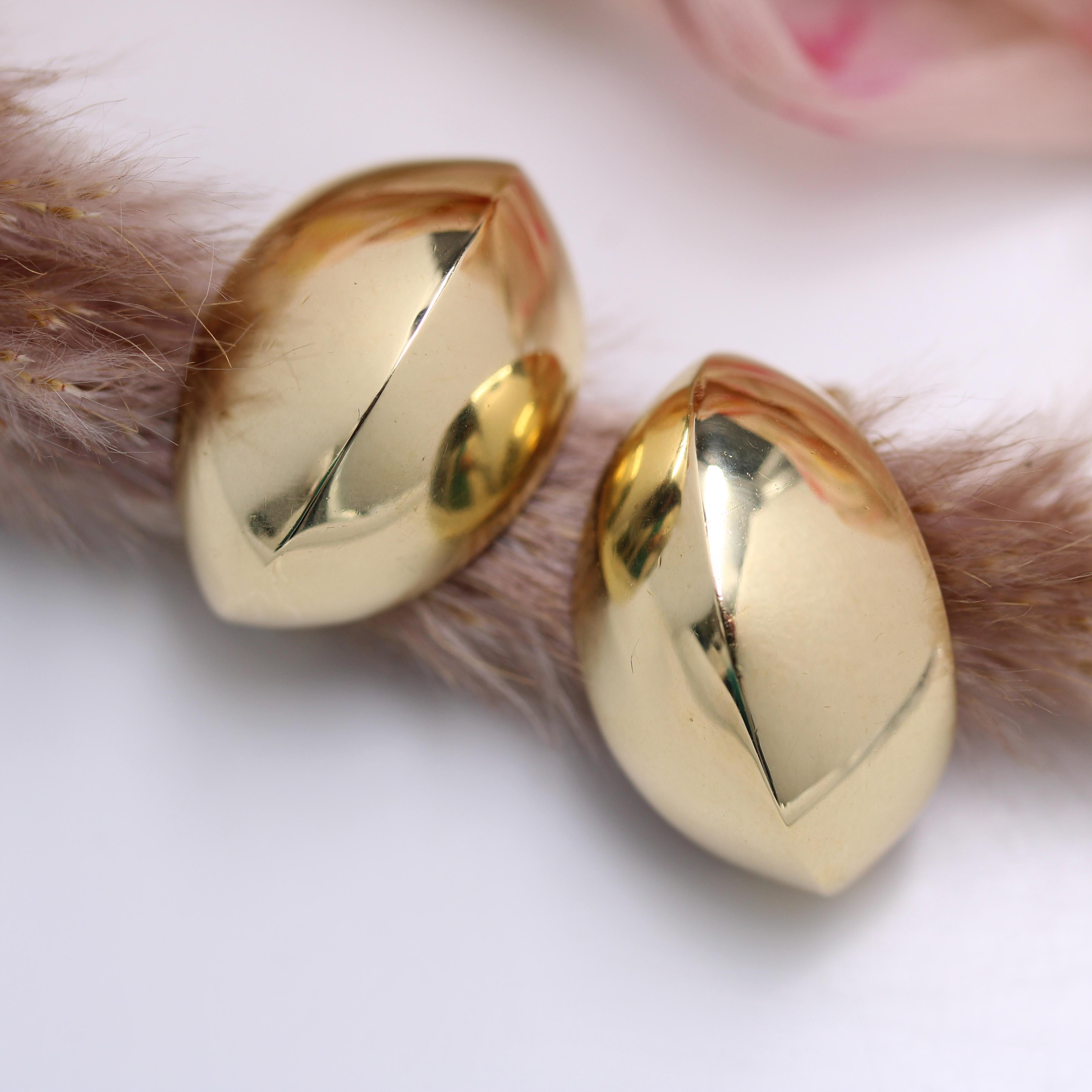 Moderne zweite Hand gewölbte Ohrringe aus 18 Karat Gelbgold 7