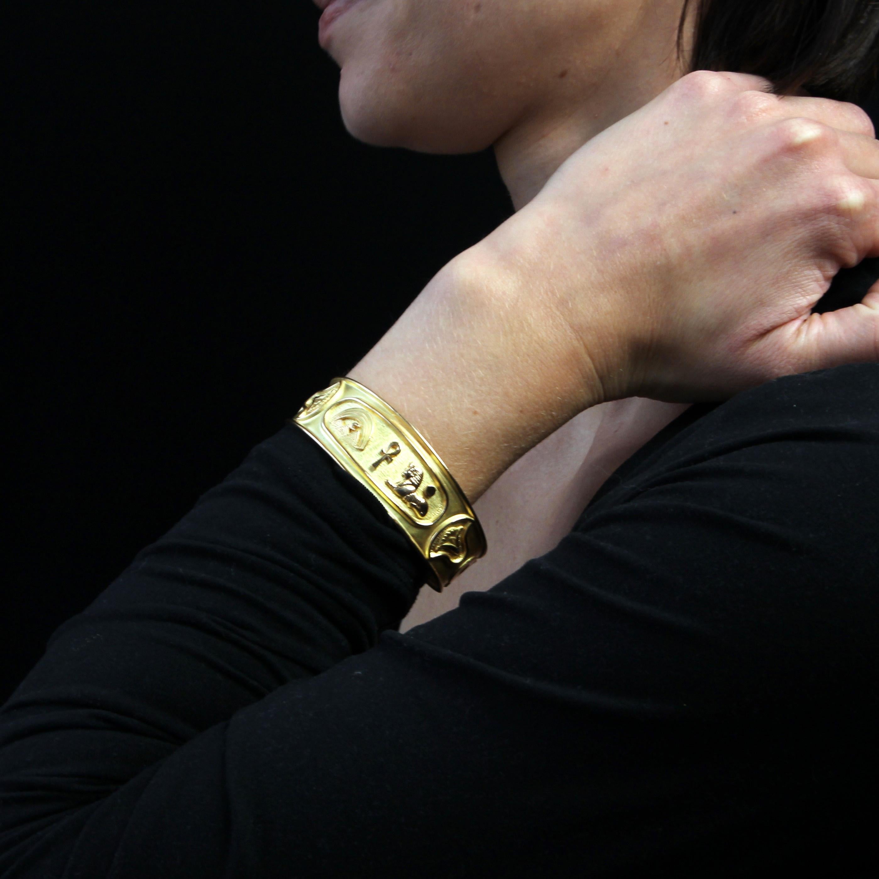 Armband aus 18 Karat Gelbgold.
Ein ovales, sich öffnendes und fallendes Armband, graviert und verziert mit ägyptischen Motiven: Lotusblumen, Pyramiden, ägyptisches Kreuz, Sphynx. Alle auf einem amati oder ziselierten Hintergrund.
Innenumfang: ca.