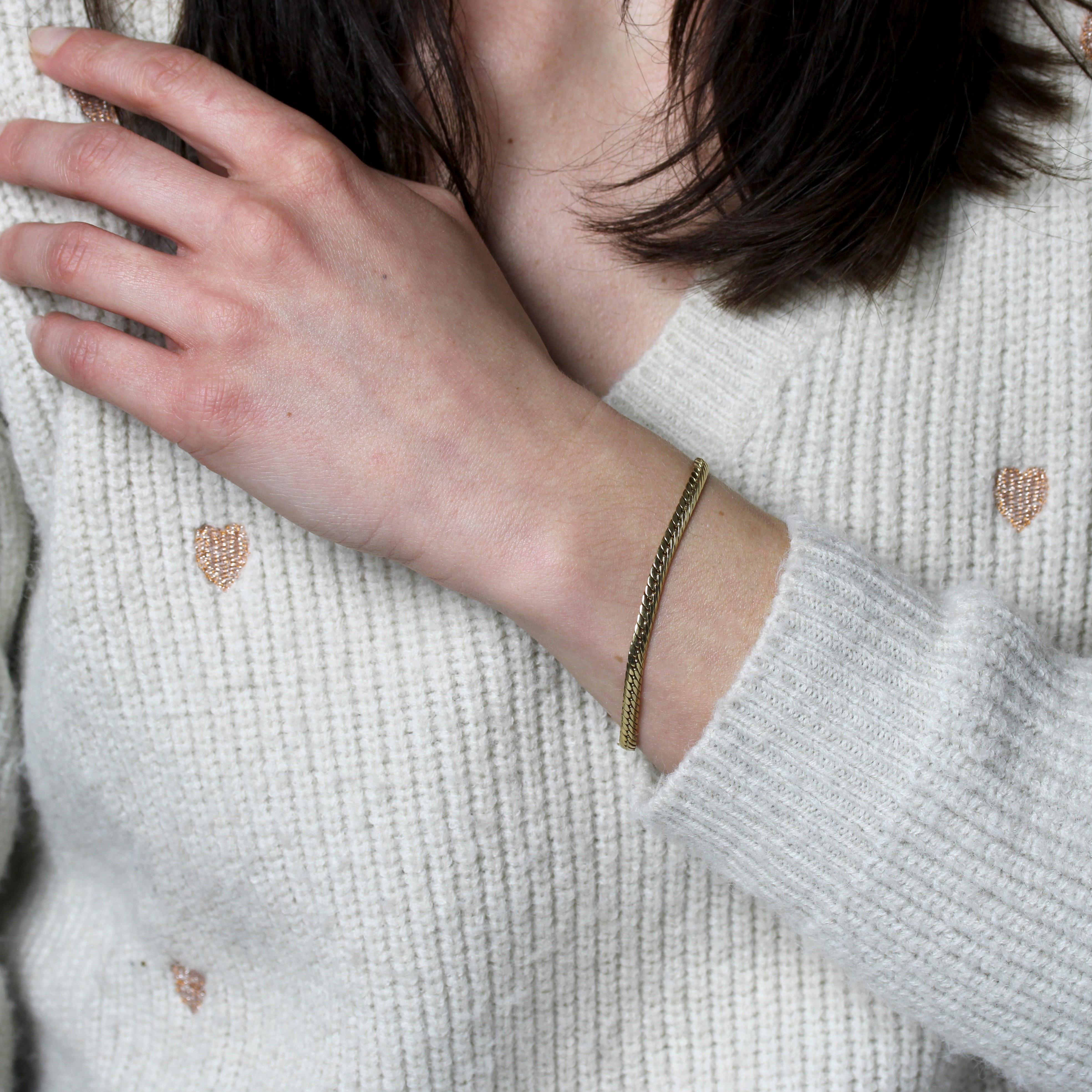 Bracelet in 18 karat yellow gold, eagle head hallmark.
This second-hand gold bracelet features a flattened gourmette link. The clasp is a snap hook.
Length : 17,5 cm approximately, width : 3,7 mm approximately, interior circumference : 16,5 cm