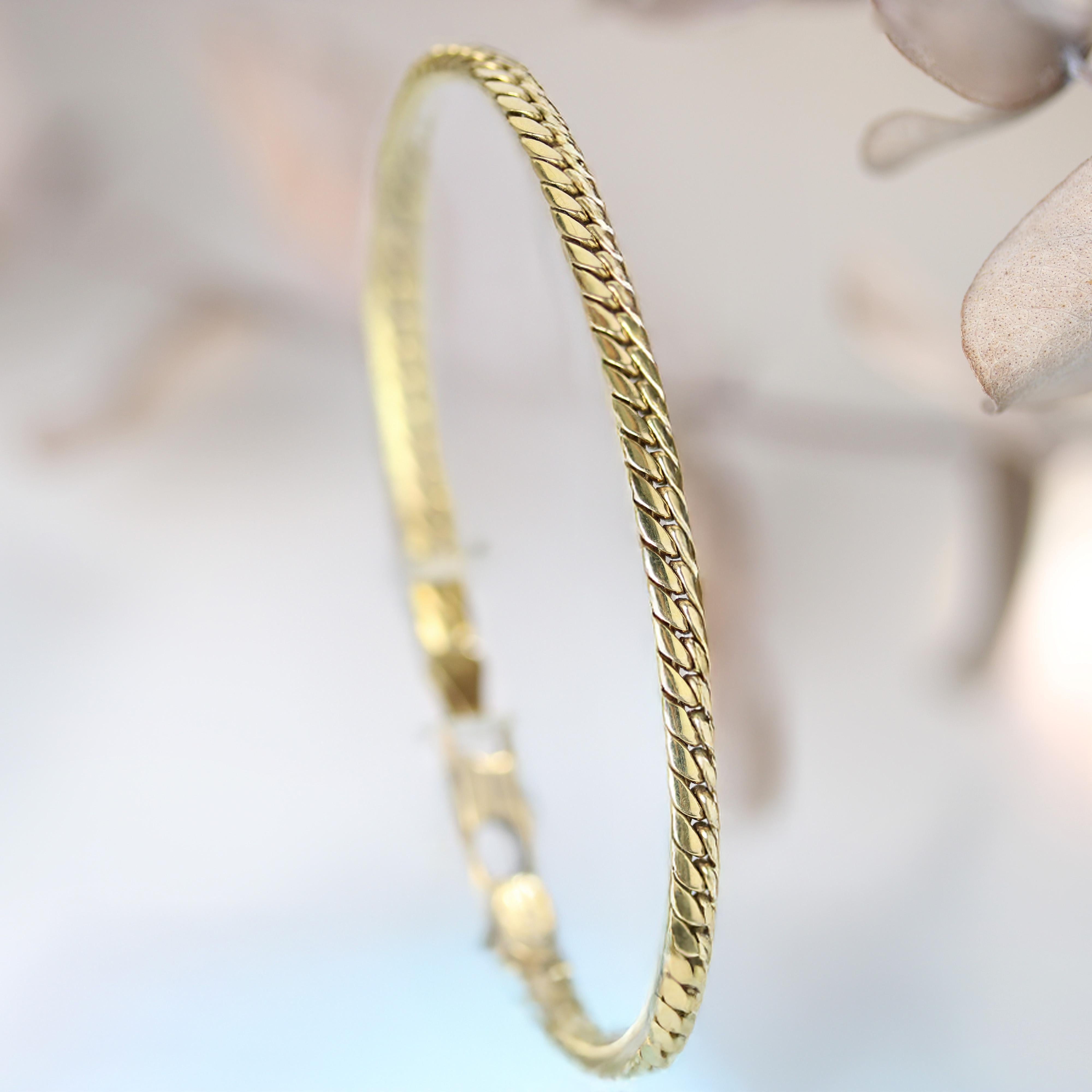 Modern Second-Hand 18 Karat Yellow Gold Flat Curb Bracelet In Excellent Condition For Sale In Poitiers, FR