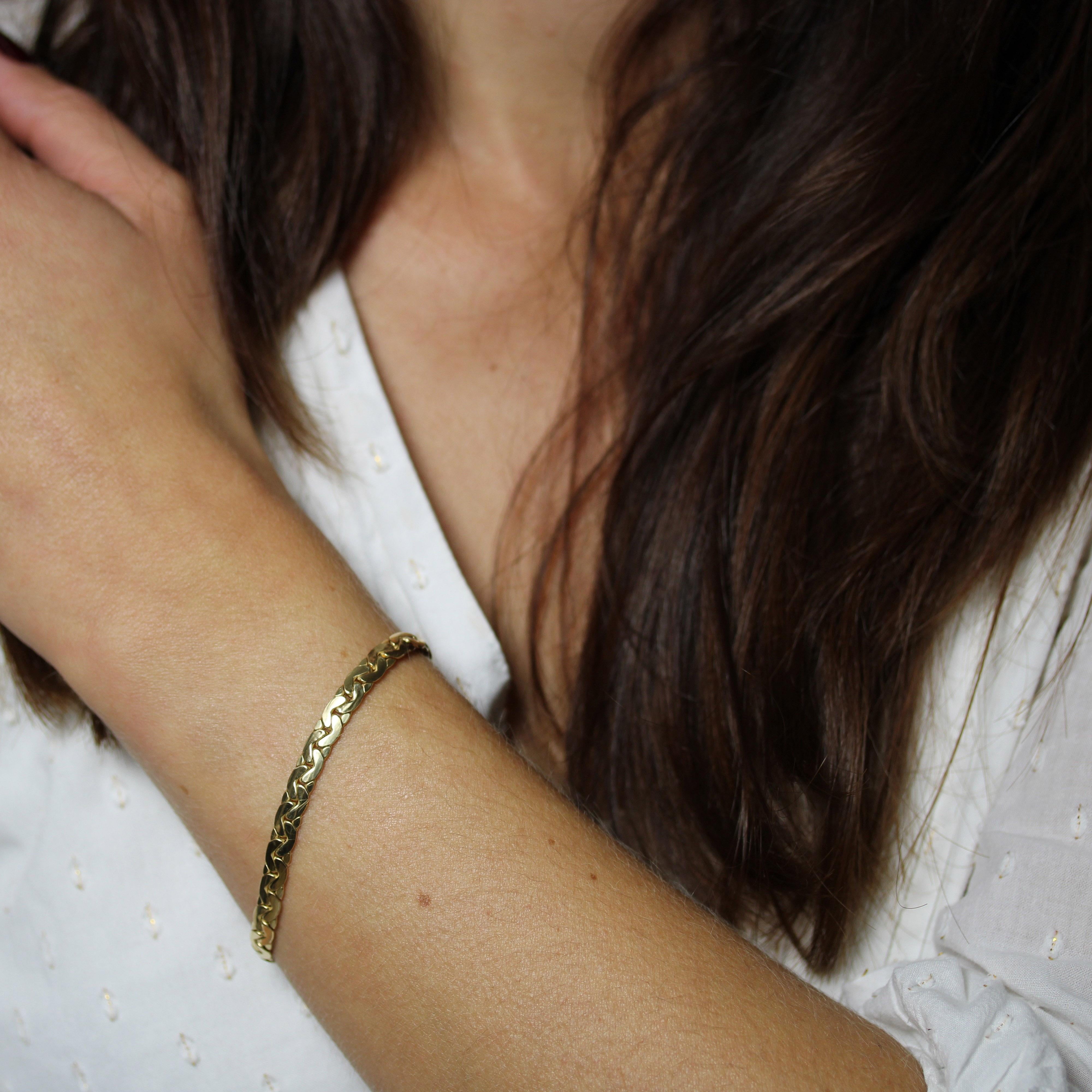 Pulsera de oro amarillo de 18 quilates, sello de cabeza de águila.
Esta pulsera de oro de segunda mano está hecha de eslabones aplastados. Tiene un cierre de langosta.
Largo : 18 cm aproximadamente, ancho : 5 mm aproximadamente, circunferencia