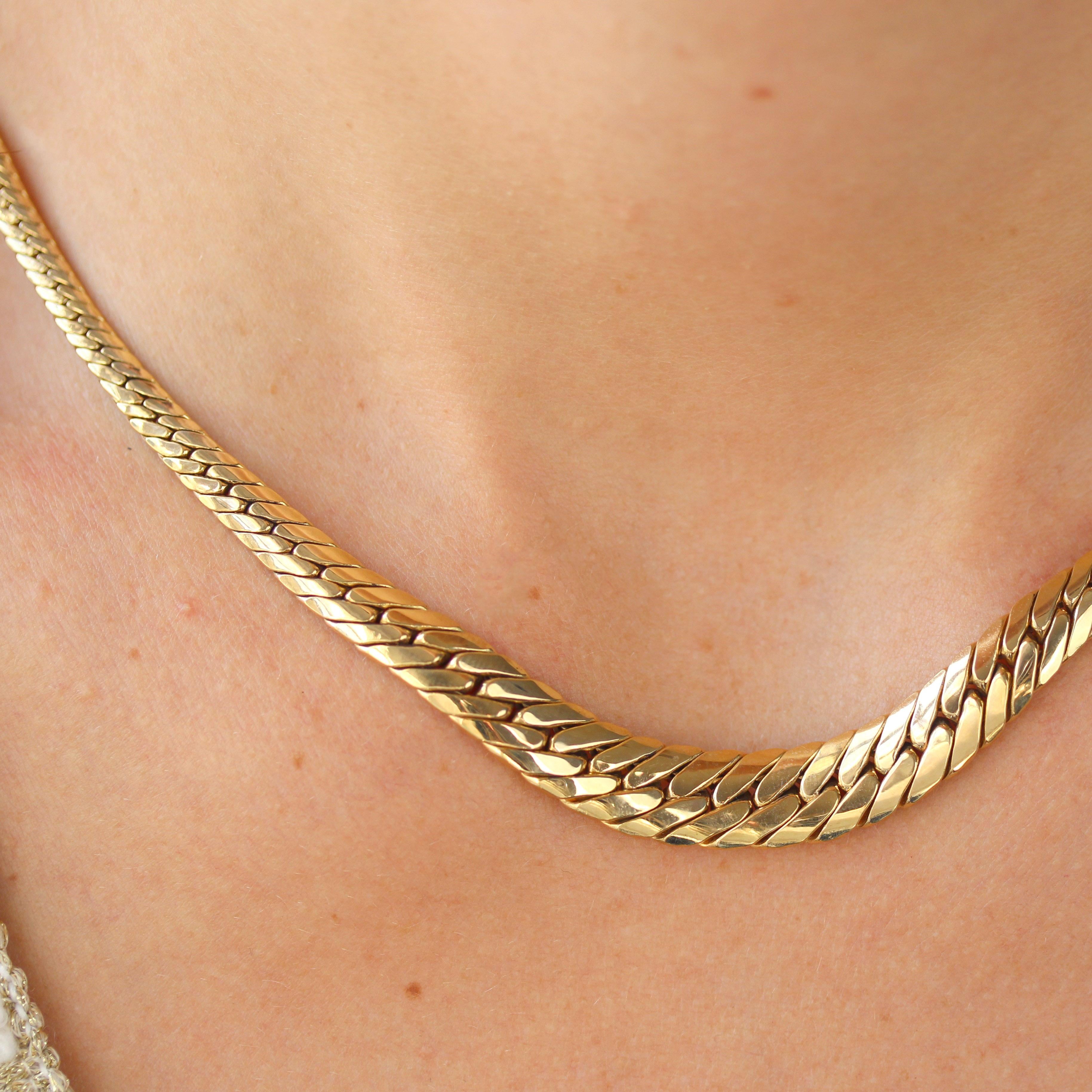 Collier moderne de seconde main en or jaune 18 carats à chaîne plate graduée en vente 5