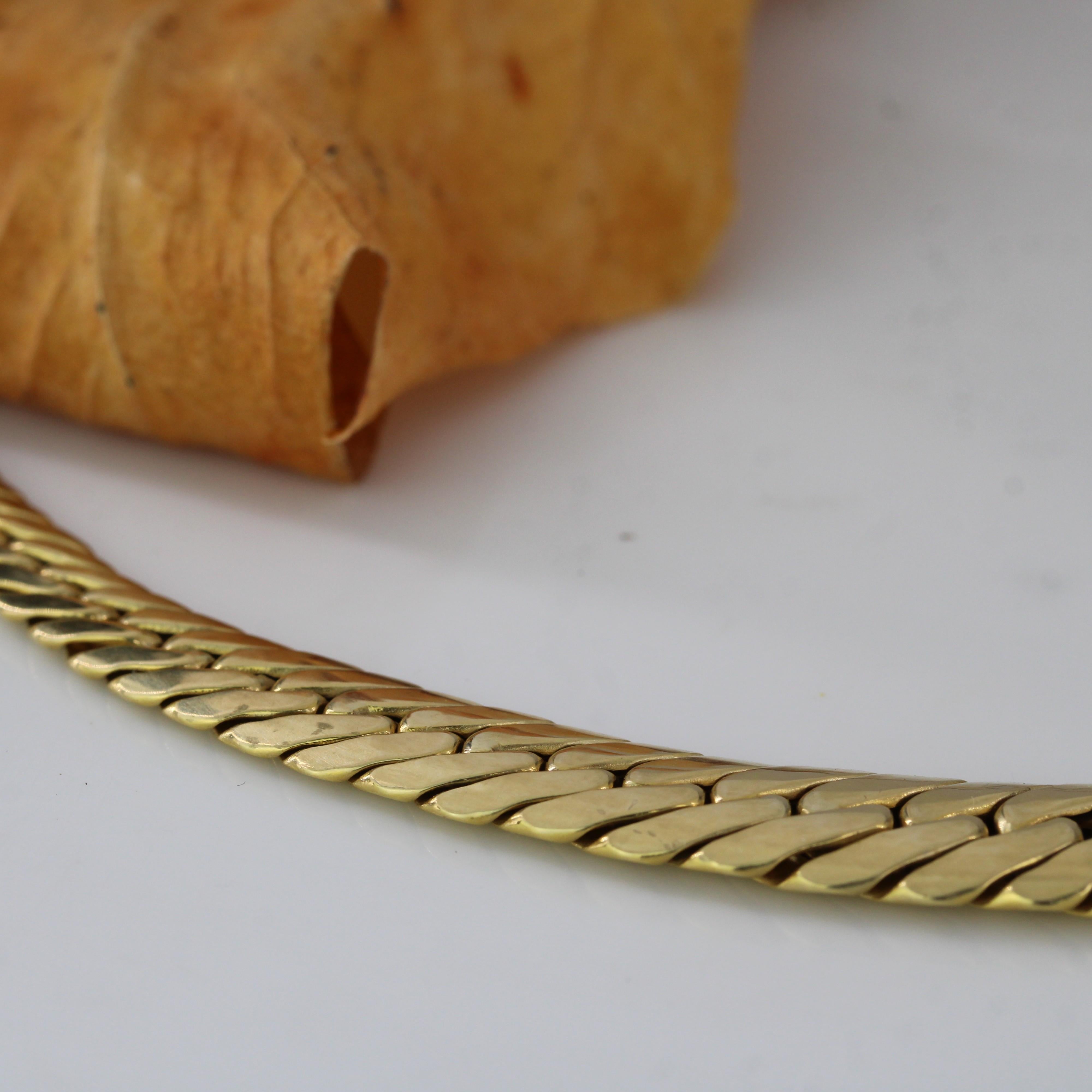 Collier moderne de seconde main en or jaune 18 carats à chaîne plate graduée en vente 6