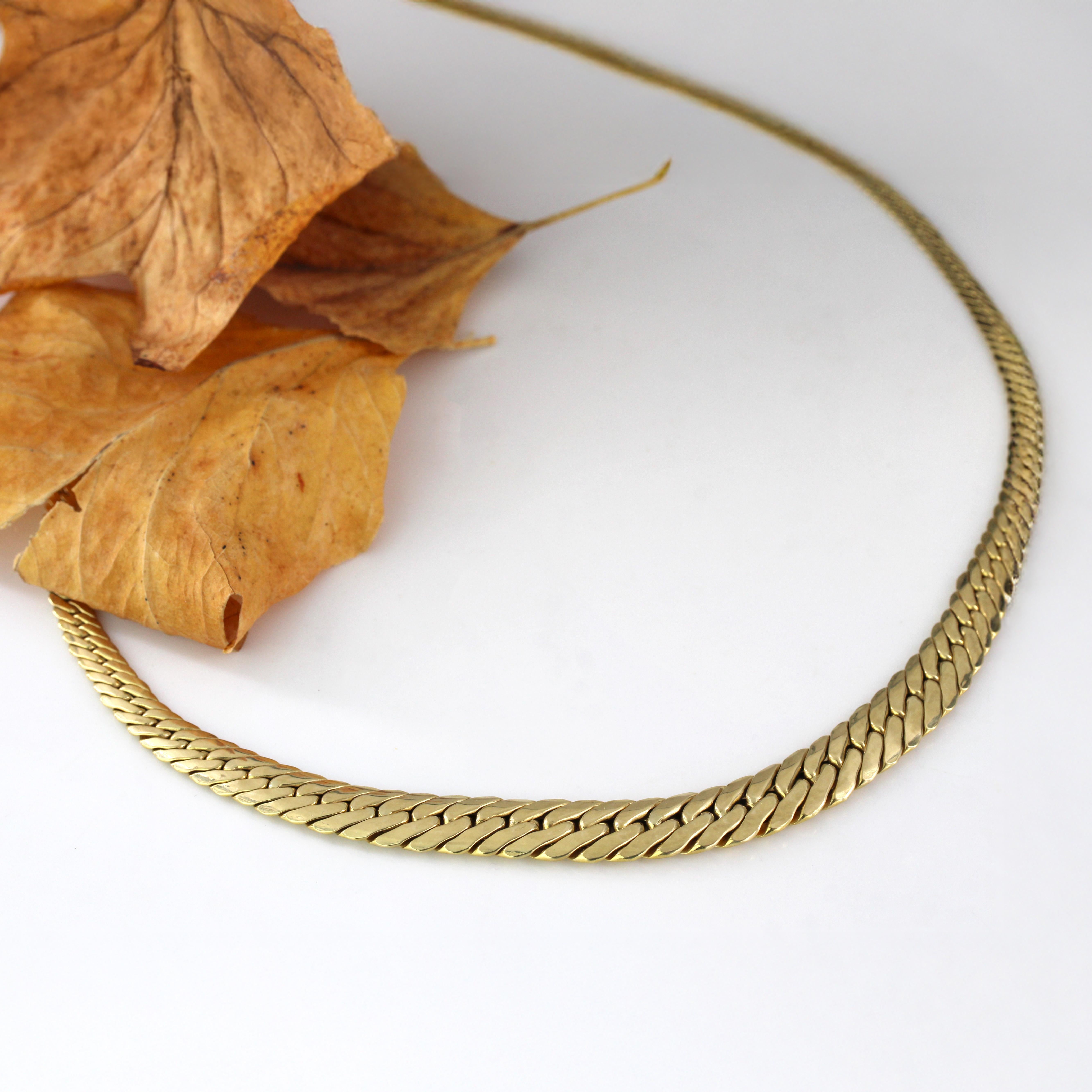 Moderne Collier moderne de seconde main en or jaune 18 carats à chaîne plate graduée en vente