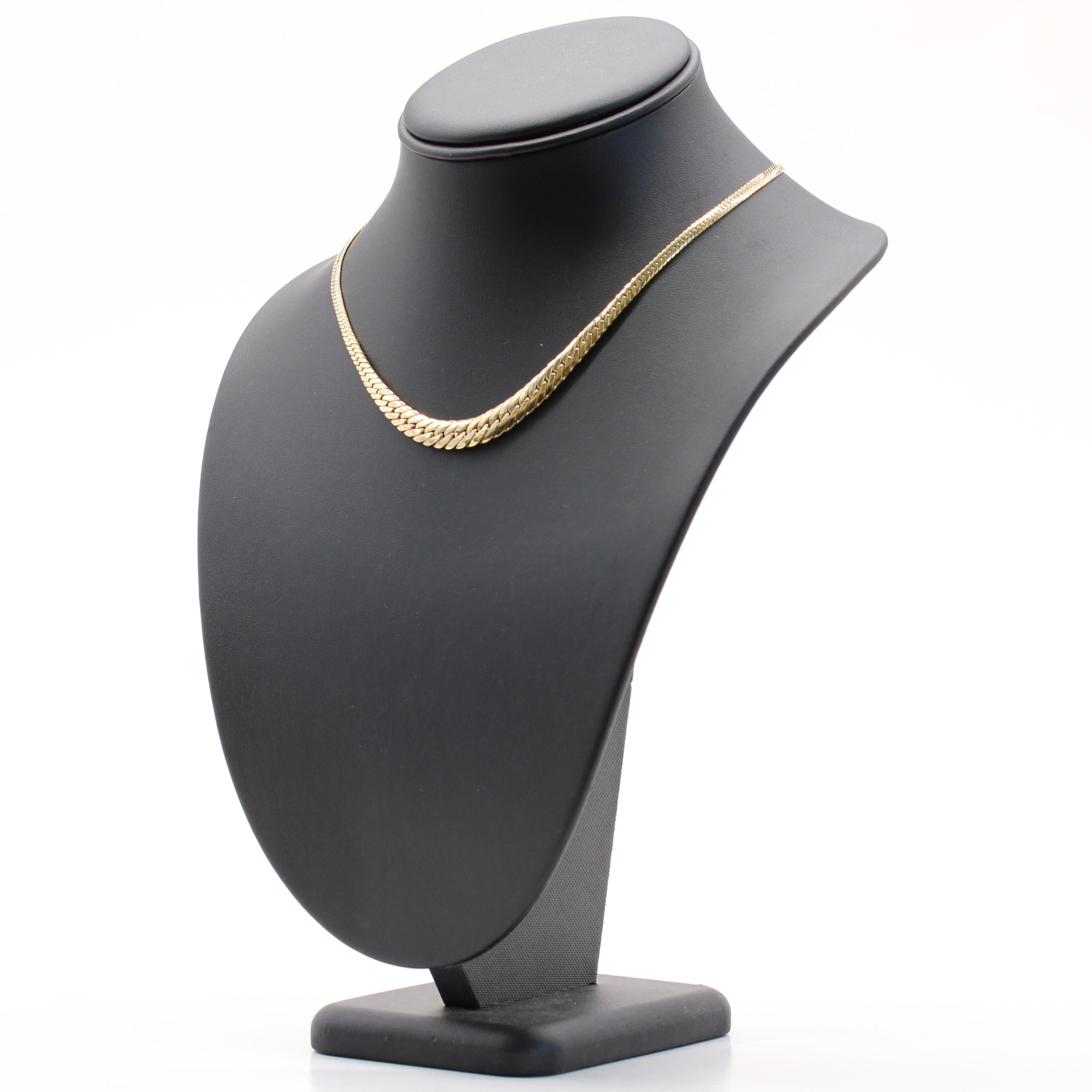 Collier moderne de seconde main en or jaune 18 carats à chaîne plate graduée en vente 2