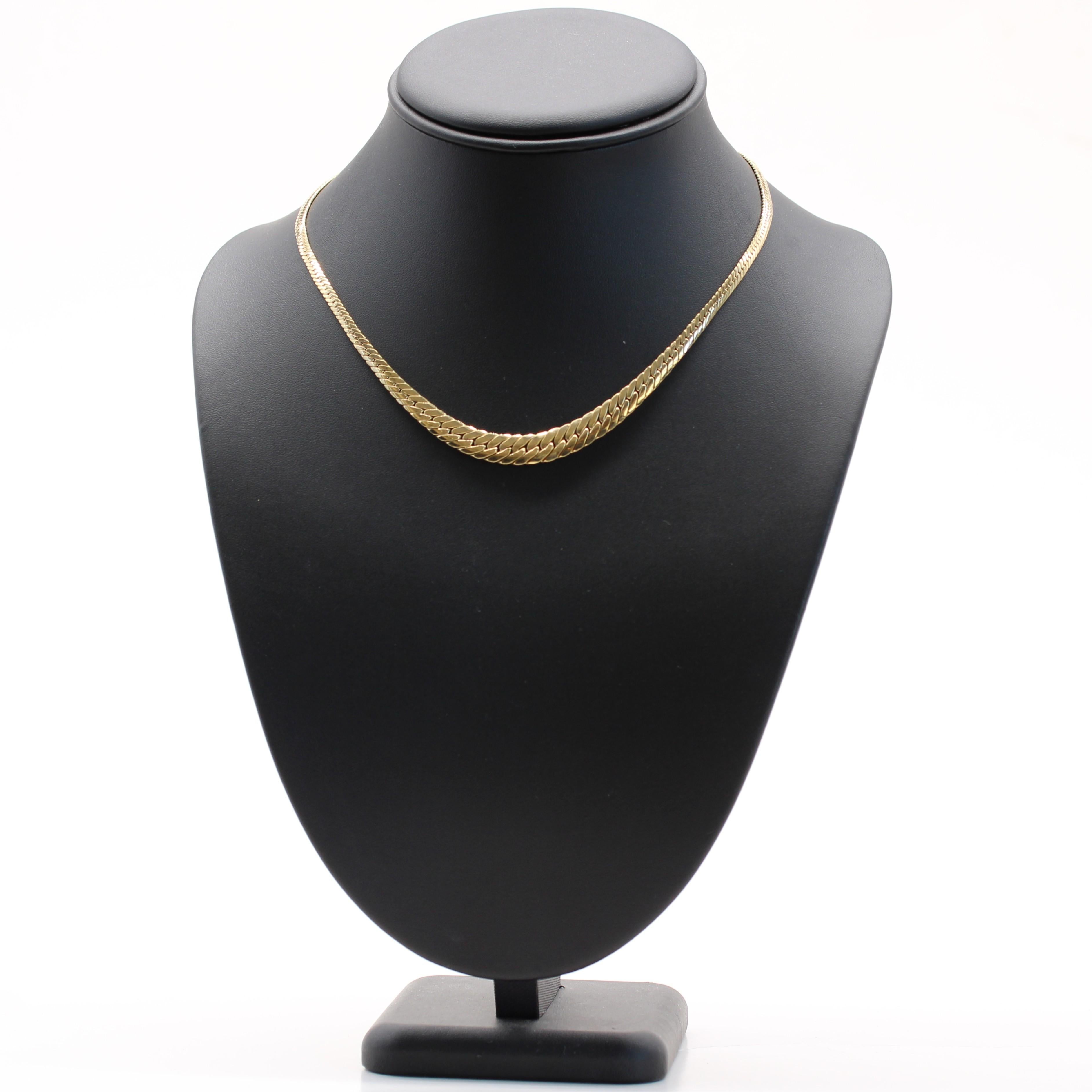 Collier moderne de seconde main en or jaune 18 carats à chaîne plate graduée en vente 3