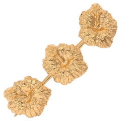 Moderne Second-Hand-Brosche aus 18-karätigem Gelbgold in Form einer Hibiskusblüte