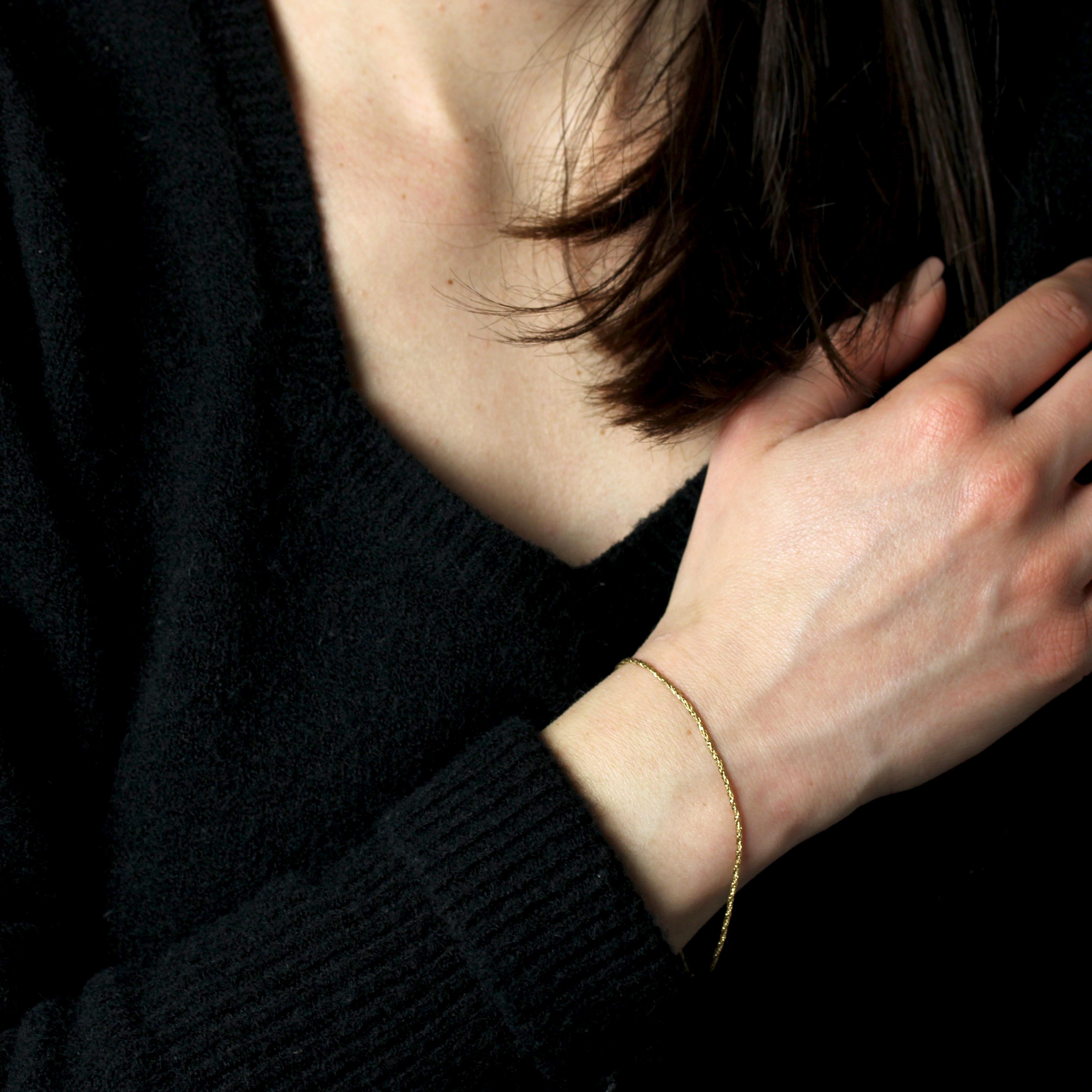 Bracelet in 18 karat yellow gold.
This yellow gold bracelet is composed of flat links interlaced to form a twist. The fastening system is a spring ring.
Length : 19 cm approximately, width : 1.2 mm approximately, interior circumference : 18.7 cm