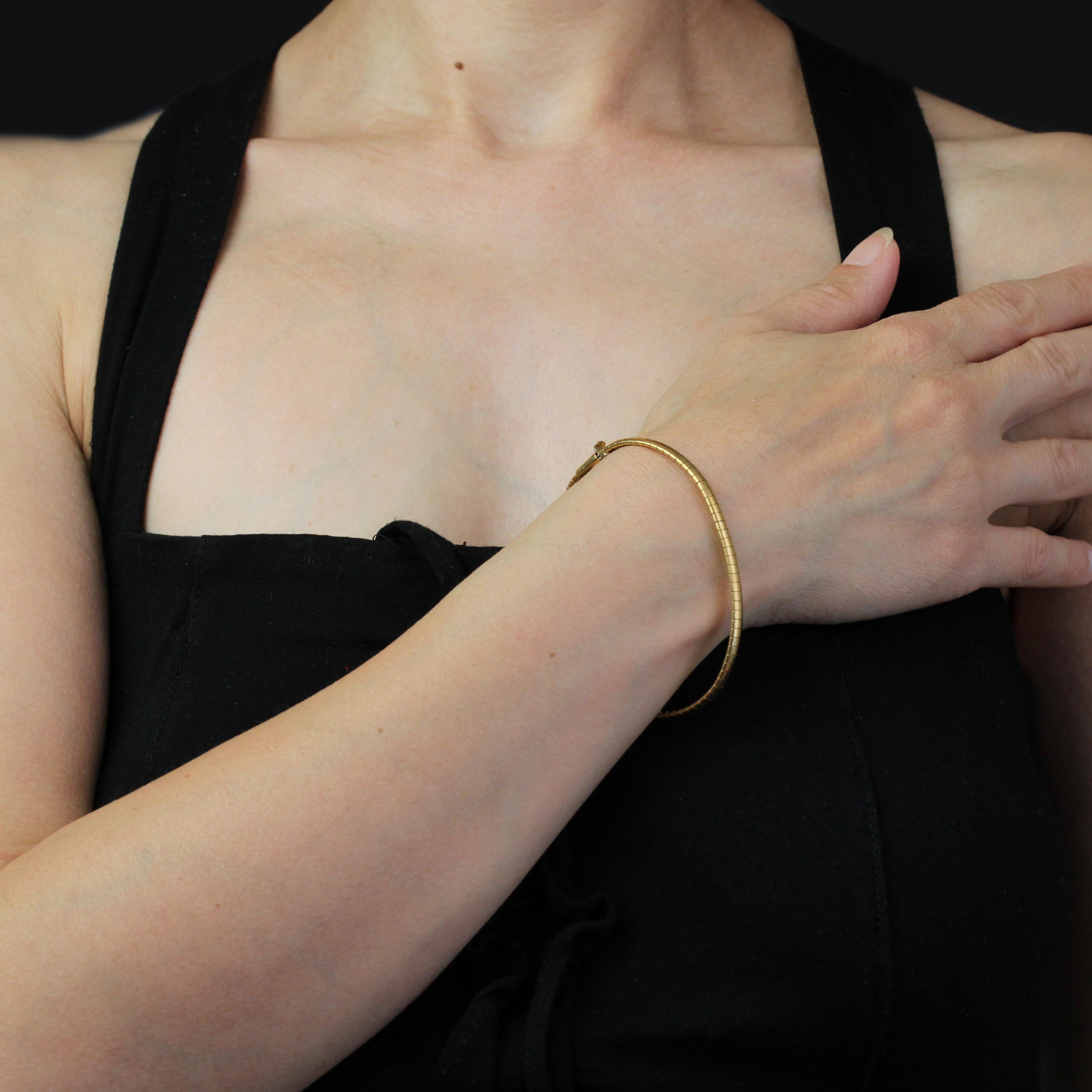 Bracciale in oro giallo 18 carati, marchio di fabbrica con testa d'aquila.
Un delizioso bracciale in oro giallo, che forma una maglia Omega e termina con una chiusura a cricchetto con 8 spille di sicurezza.
Lunghezza: 19 cm circa, larghezza: 3,8 mm