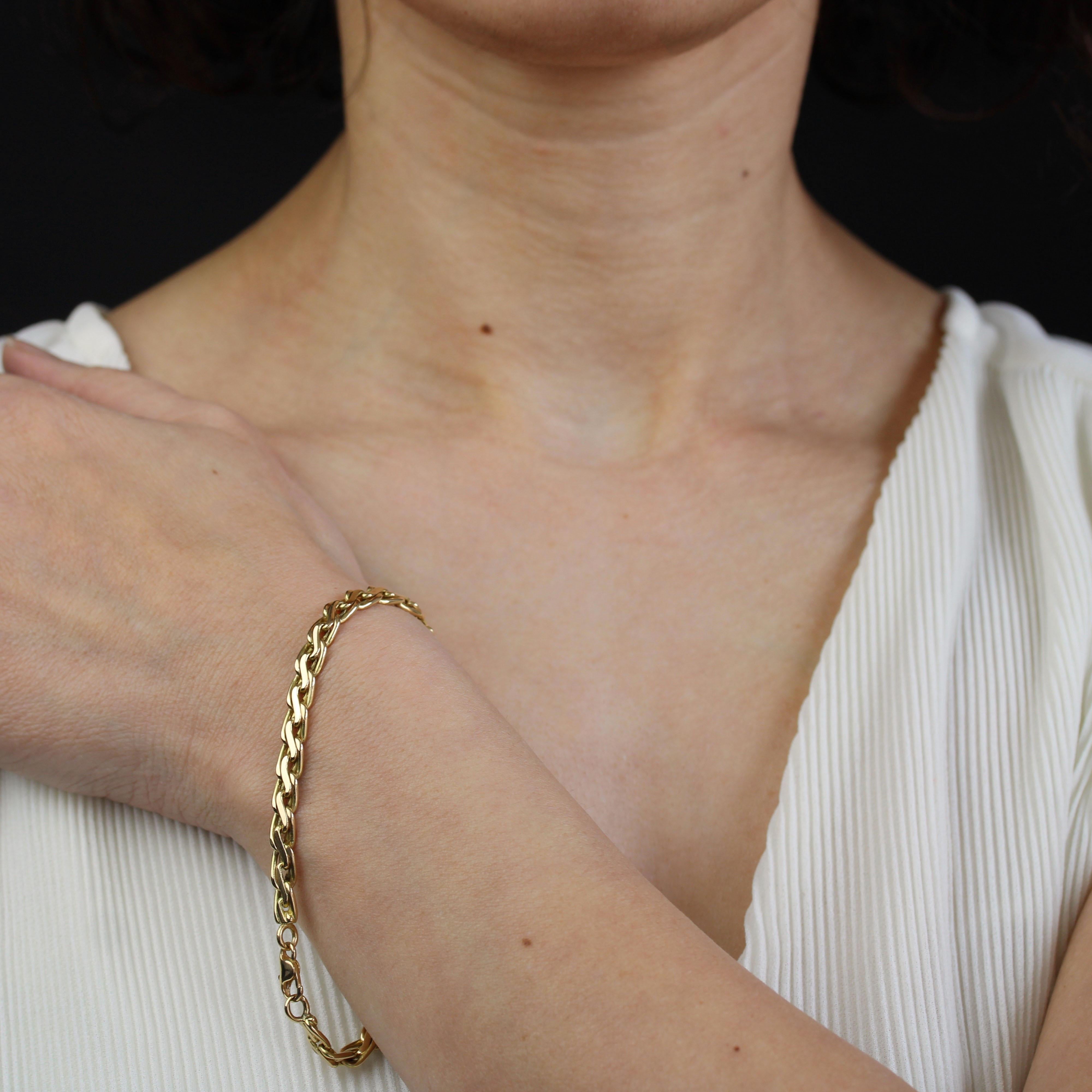 Bracelet in 18 karat yellow gold.
This second-hand gold bracelet features oval links centered on twisted links. The clasp is a snap hook.
Length : 20 cm approximately, width : 4.7 mm approximately, interior circumference : 19 cm approximately,