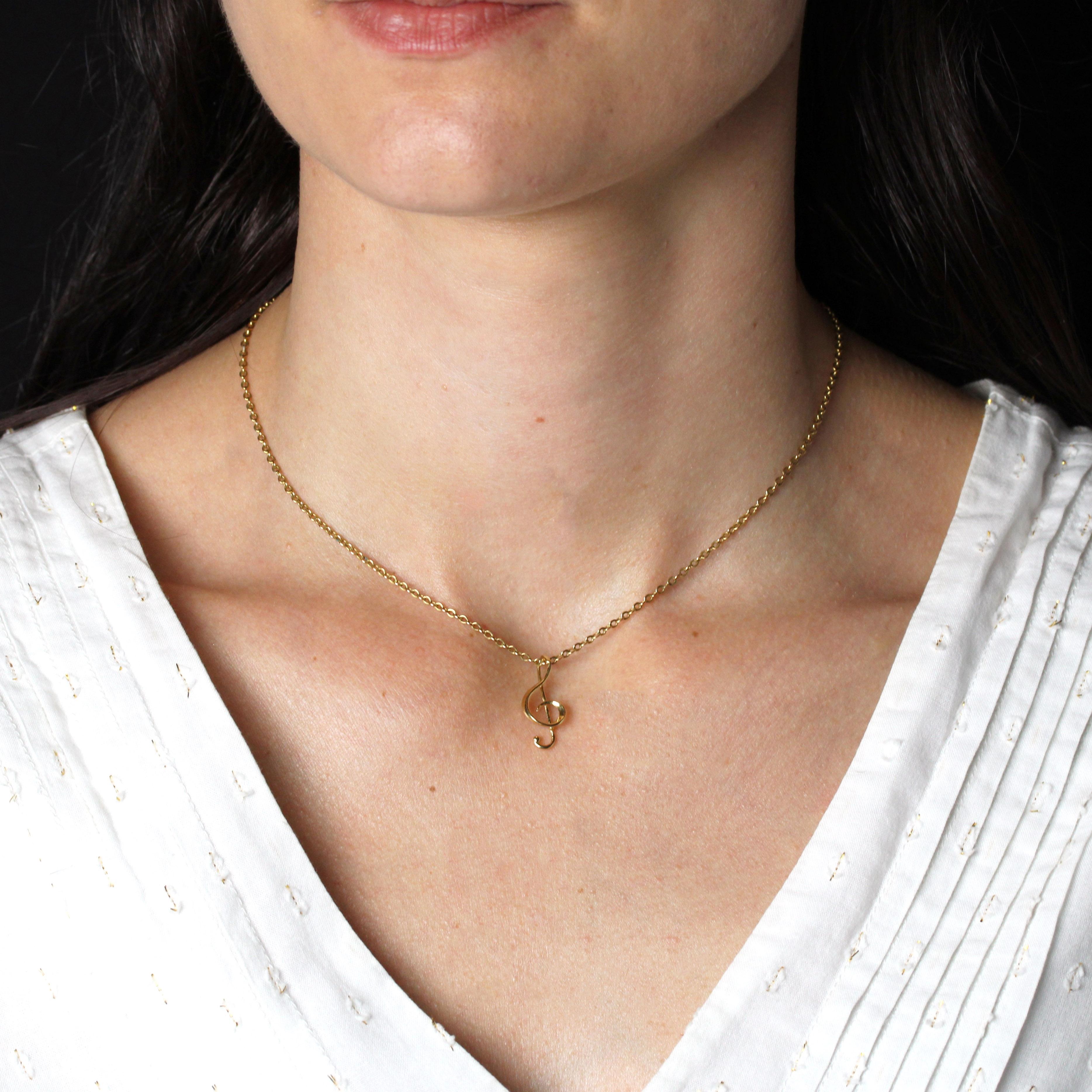 Pendentif moderne d'occasion en or jaune 18 carats avec breloque en forme de clé de sol en vente 1
