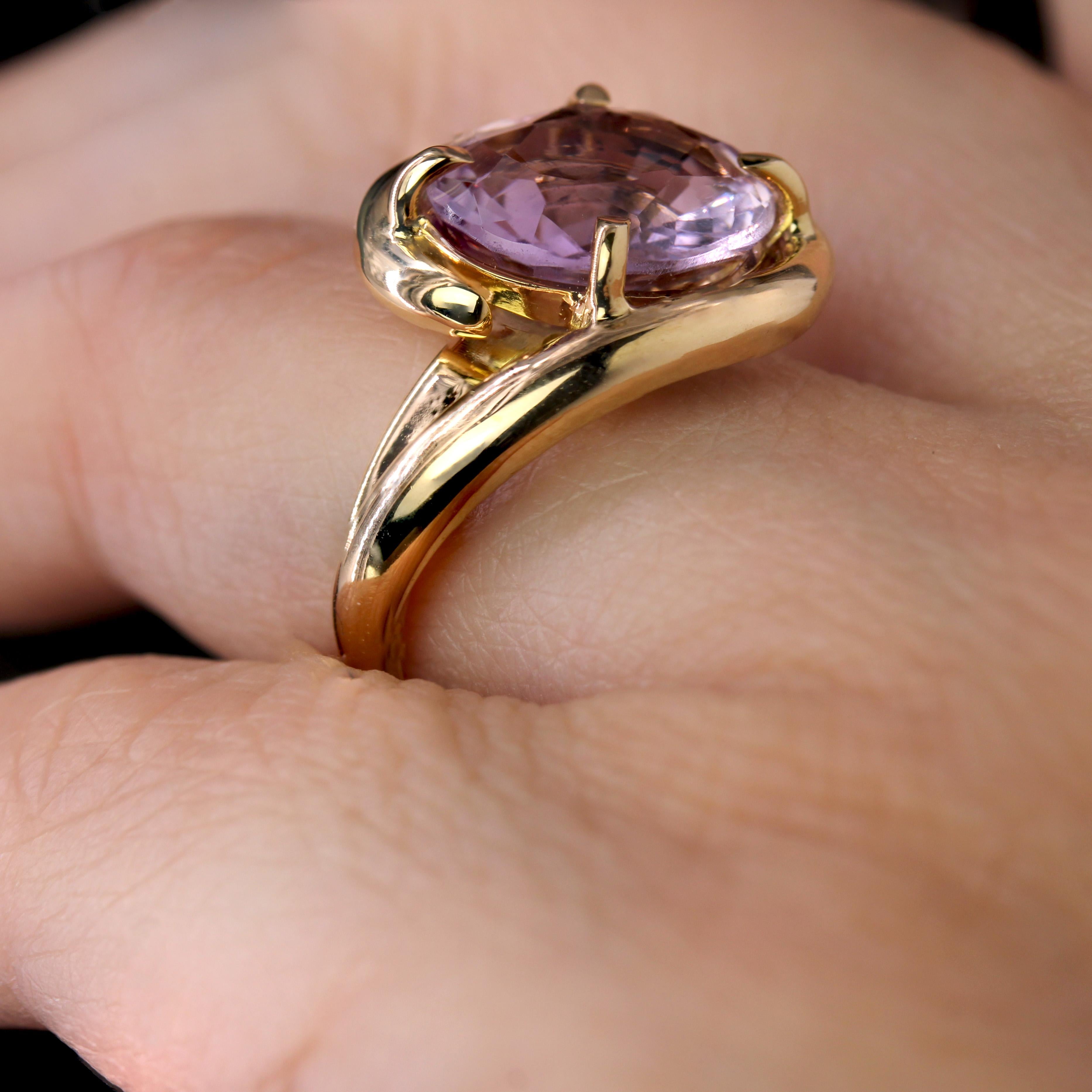Moderner Second-Hand Amethyst 18 Karat Gelbgold Swirl Ring im Angebot 8