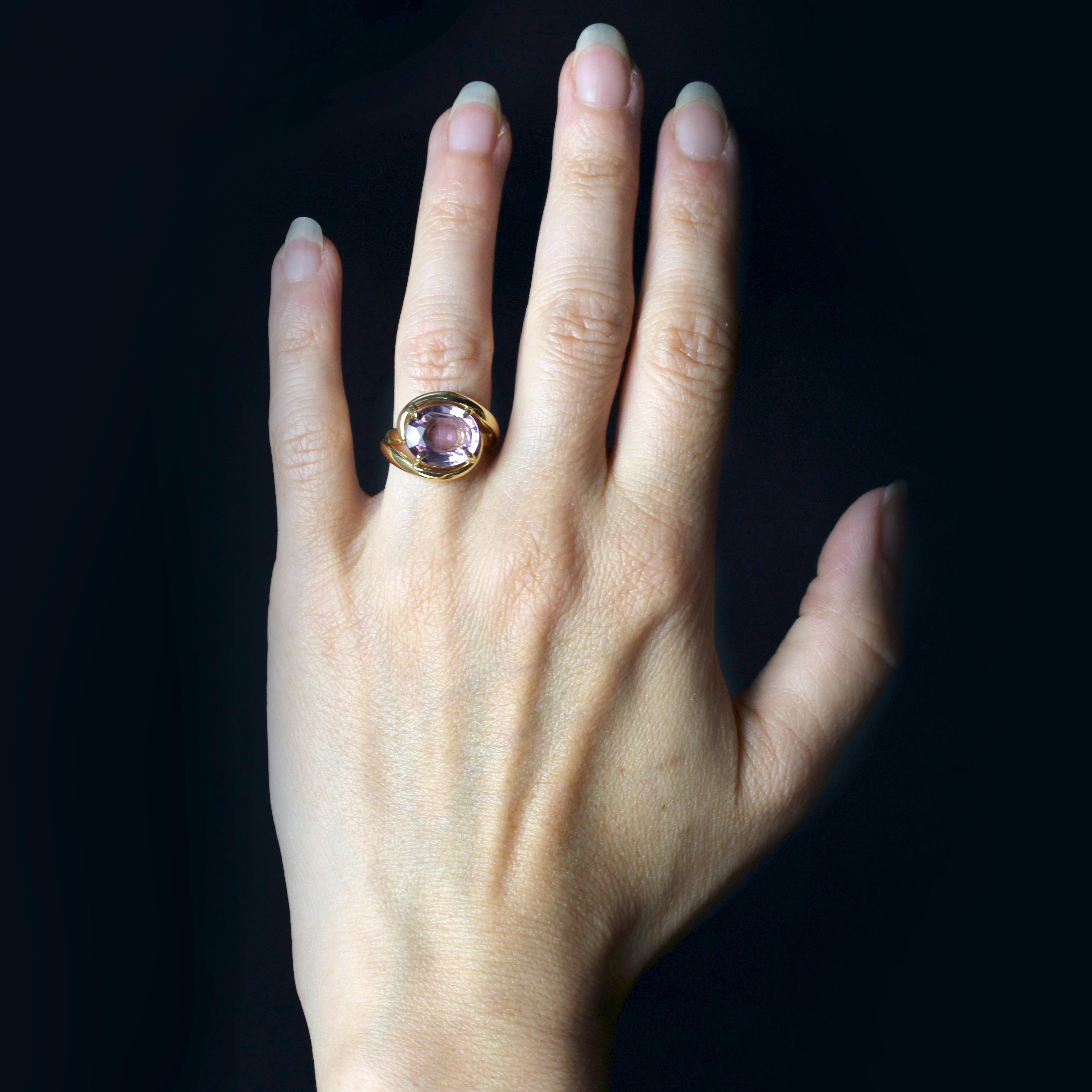 Ring aus 18 Karat Gelbgold, Adlerkopfpunze.
Dieser Ring aus Gelbgold aus zweiter Hand wurde für eine sehr schlanke Hand entworfen und verfügt über eine wirbelförmige Fassung, die einen ovalen Amethysten mit 4 Krallen auf der Spitze hält. Die Profile