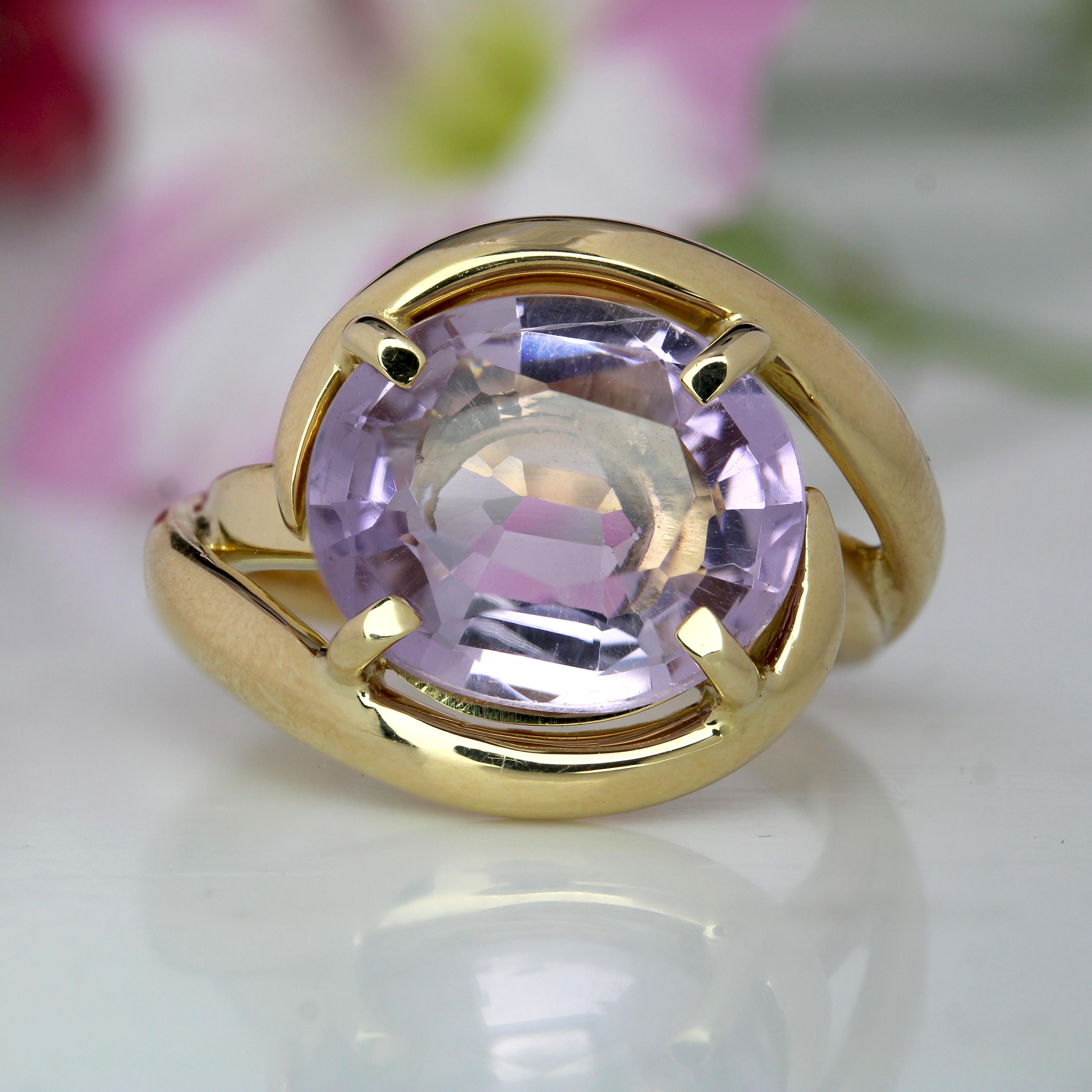 Moderner Second-Hand Amethyst 18 Karat Gelbgold Swirl Ring (Ovalschliff) im Angebot