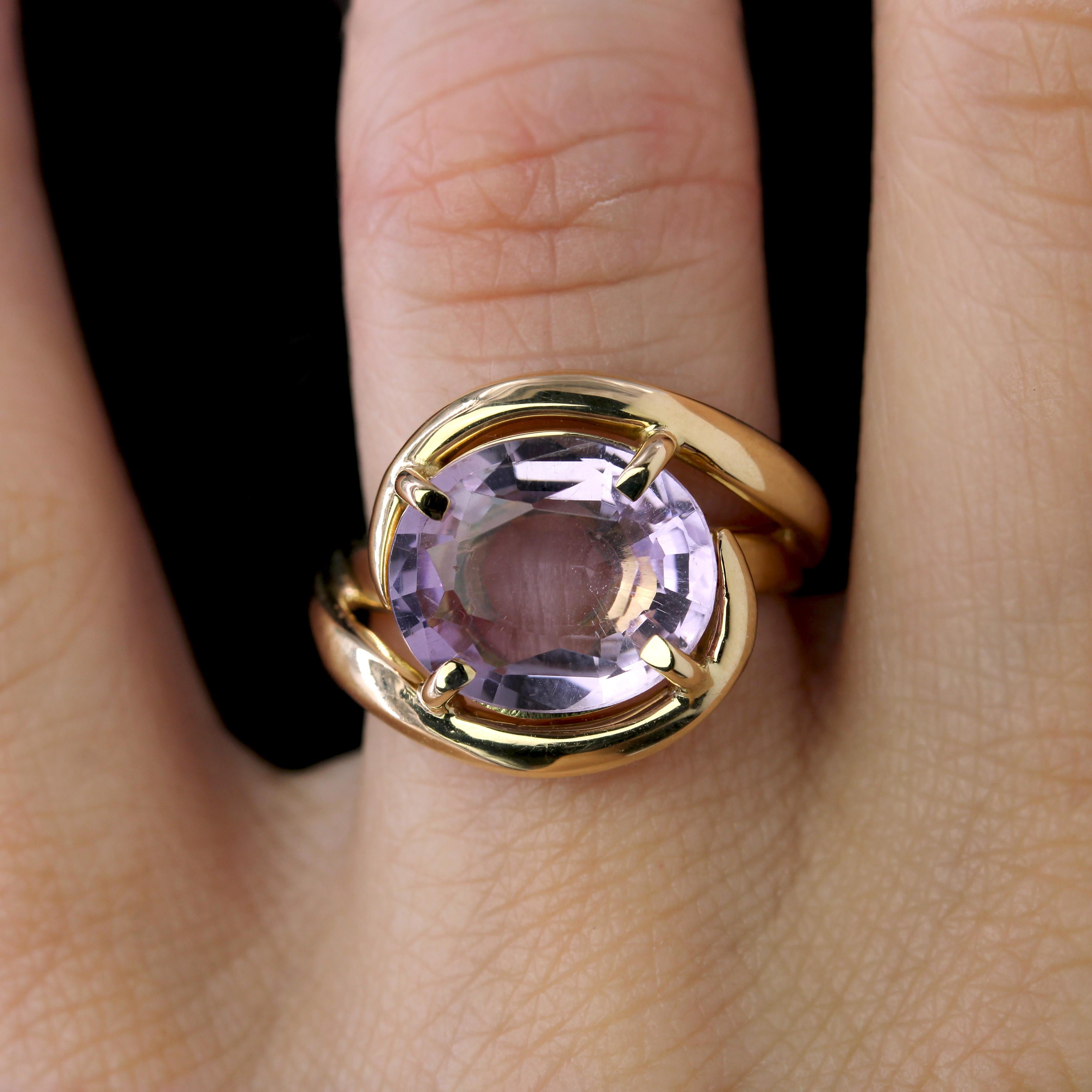 Moderner Second-Hand Amethyst 18 Karat Gelbgold Swirl Ring im Angebot 1