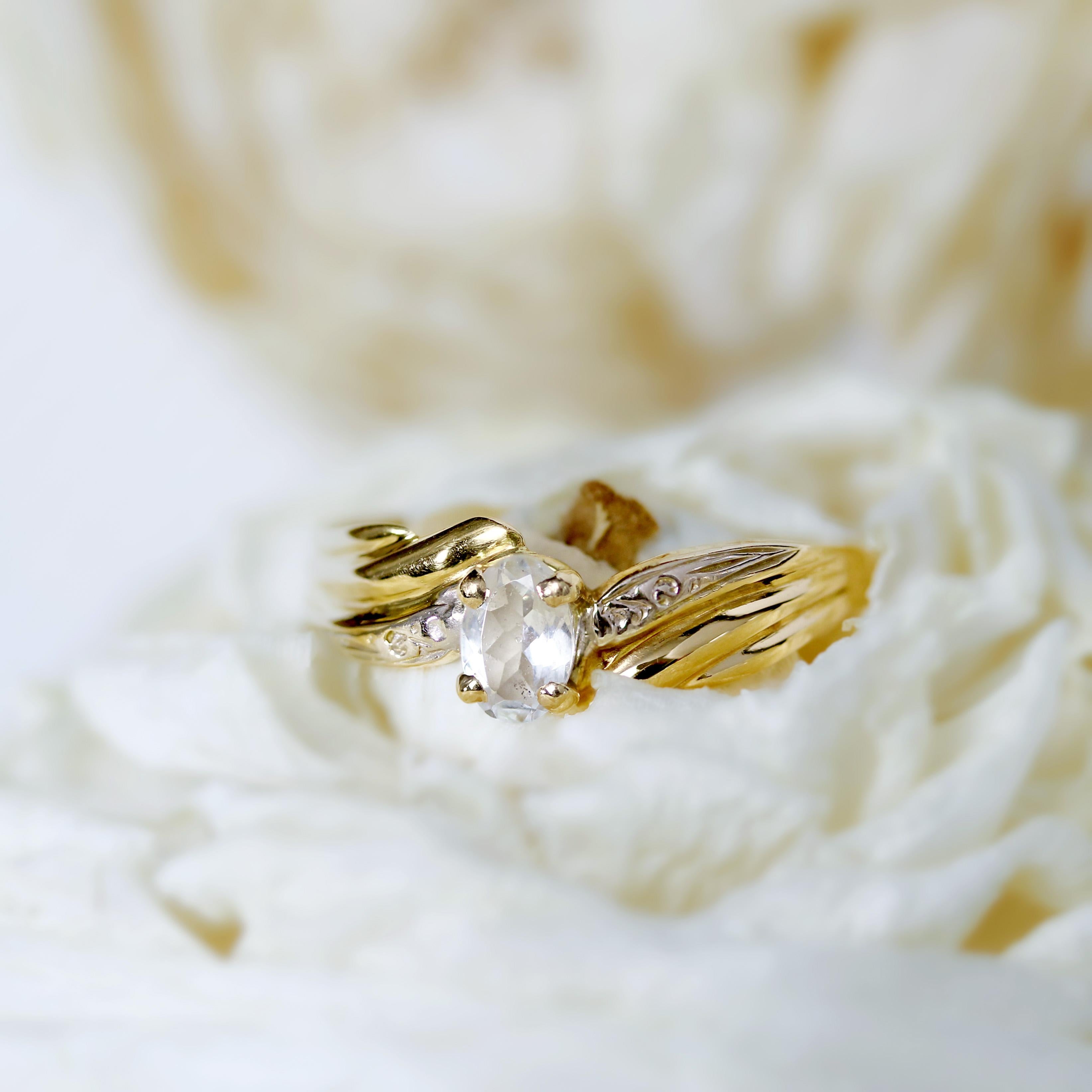 Oval Cut Modern Second-Hand Aquamarine 18 Karat Yellow Gold Ring For Sale