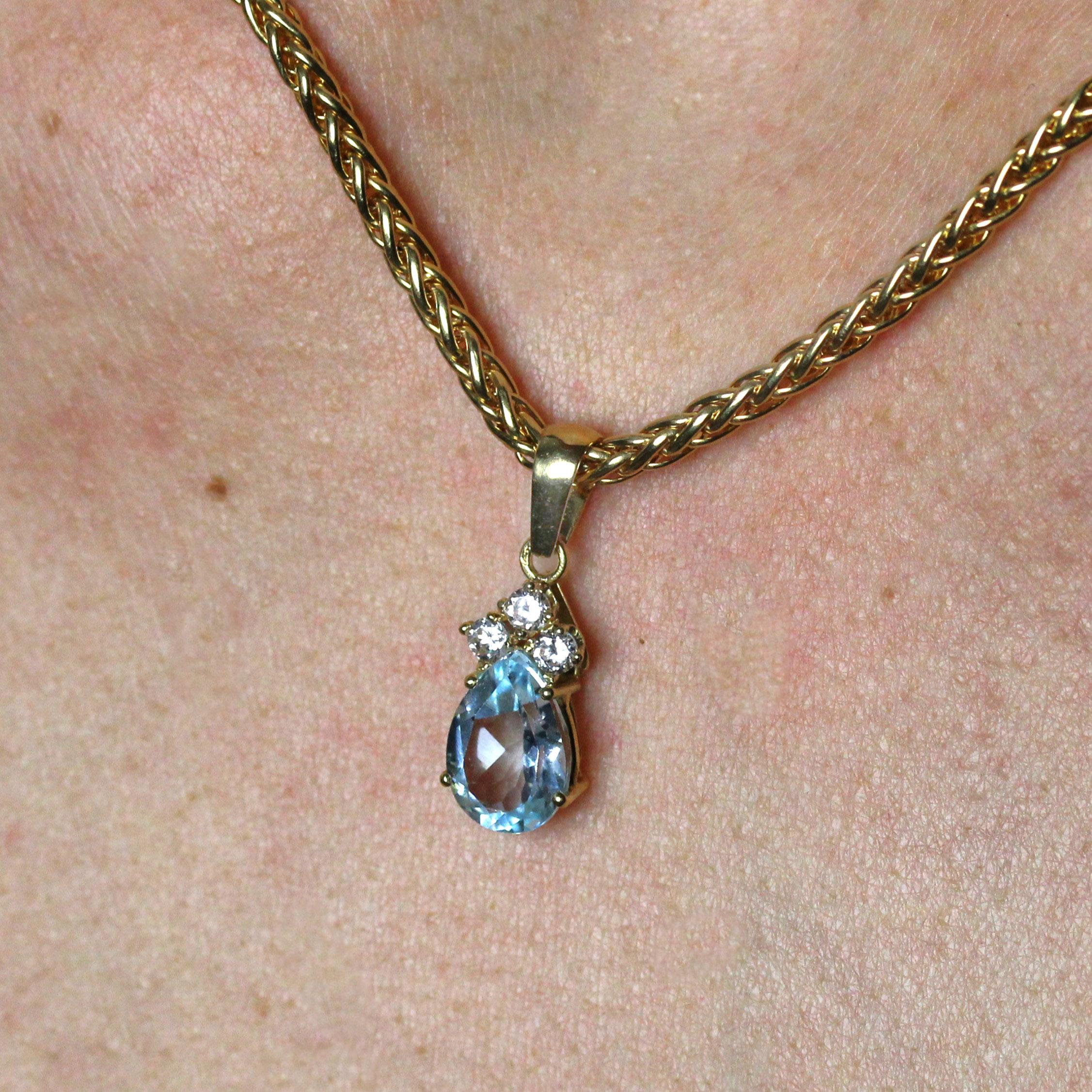 Modern Second-Hand Aquamarine Diamonds 18 Karat Yellow Gold Pendant Necklace For Sale 5