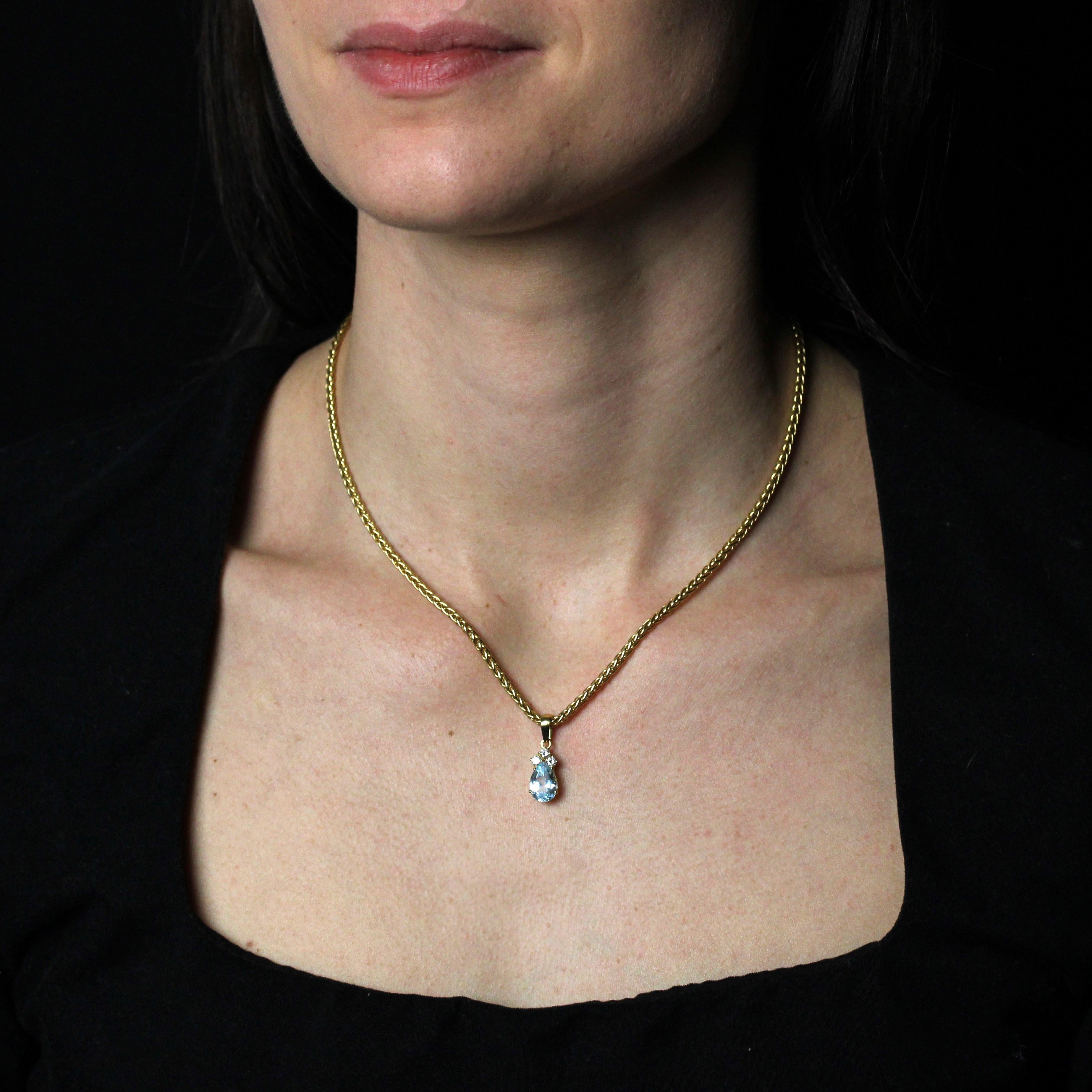 Pendant in 18 karat yellow gold, eagle head hallmark.
A second-hand yellow gold pendant holding a pear-cut aquamarine topped with 3 modern brilliant-cut diamonds. The chain is a palm-tree link with spring-ring clasp.
Total weight of the aquamarine :