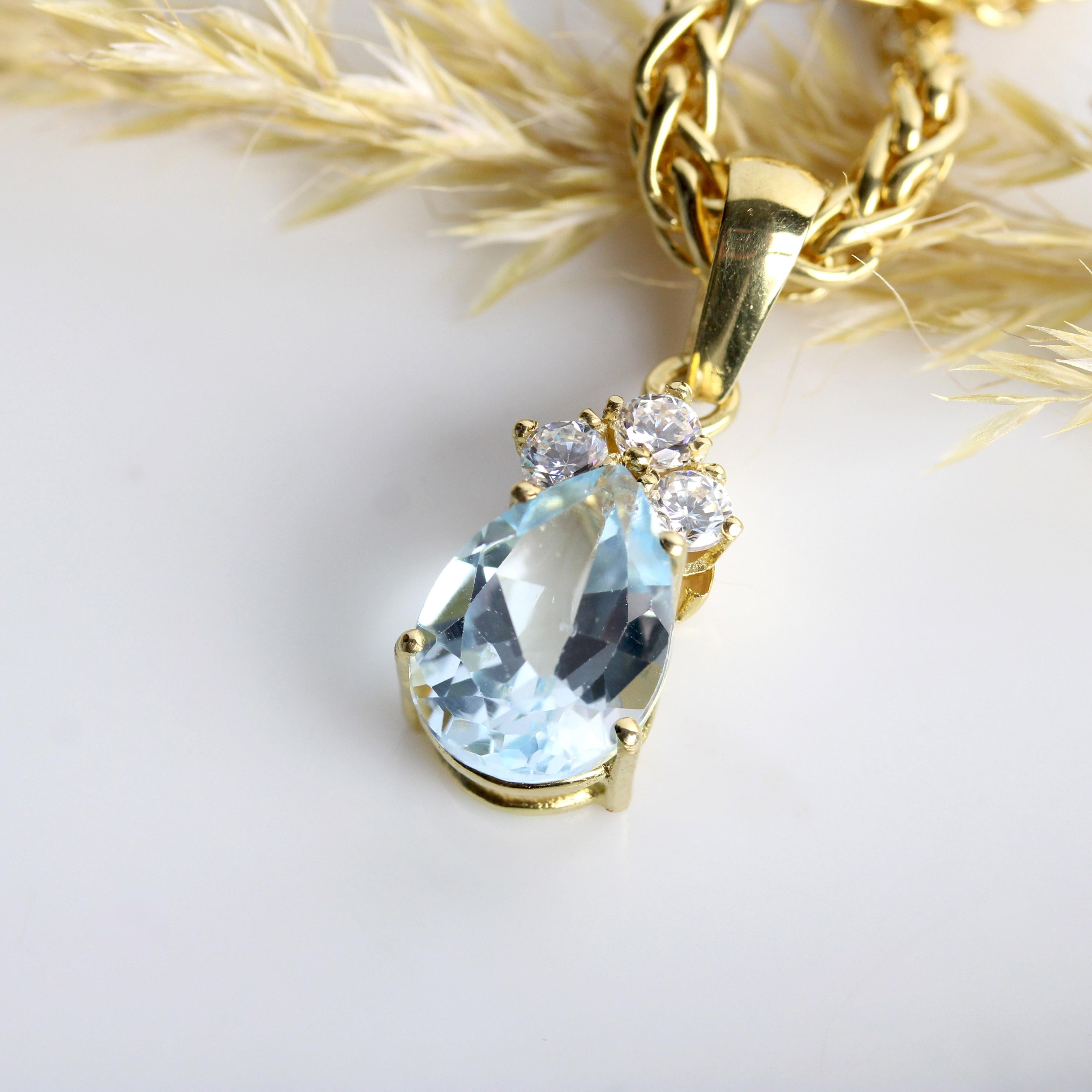 Pear Cut Modern Second-Hand Aquamarine Diamonds 18 Karat Yellow Gold Pendant Necklace For Sale