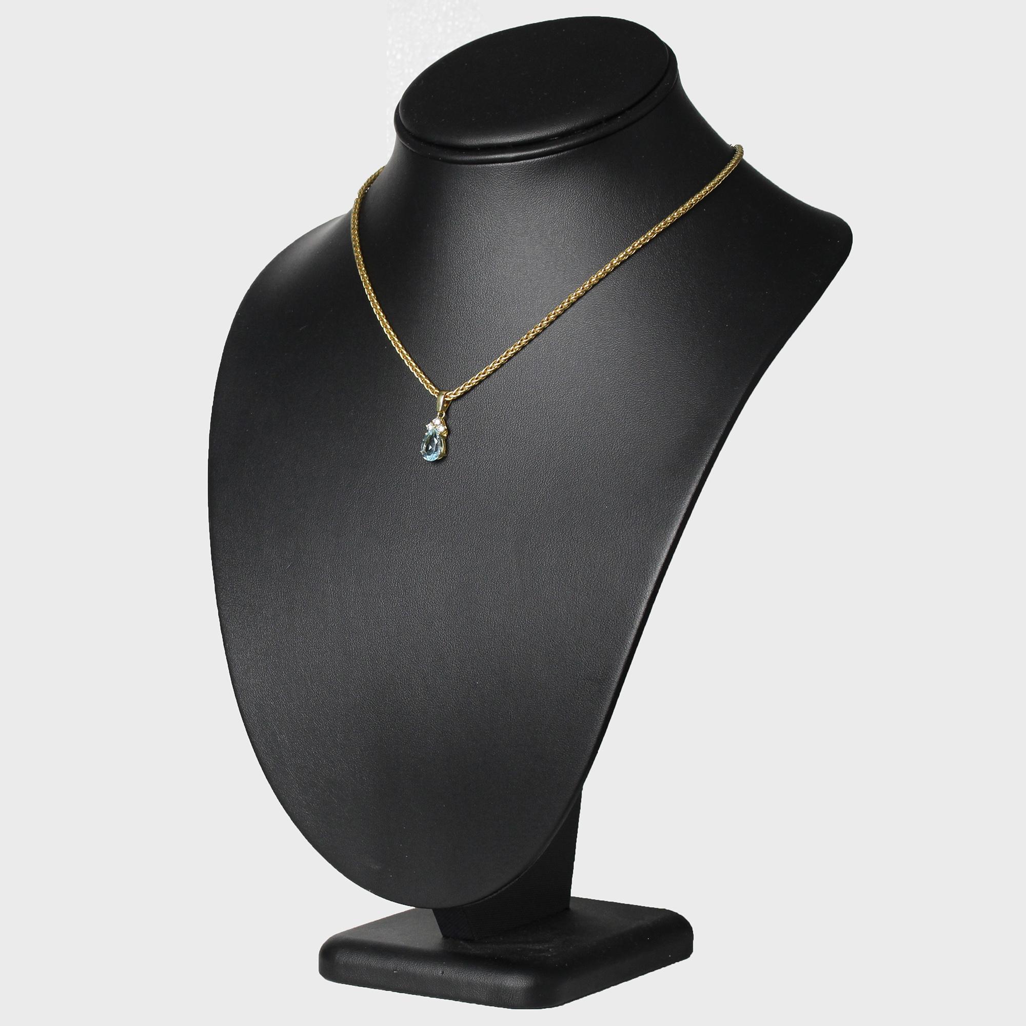 Modern Second-Hand Aquamarine Diamonds 18 Karat Yellow Gold Pendant Necklace For Sale 3