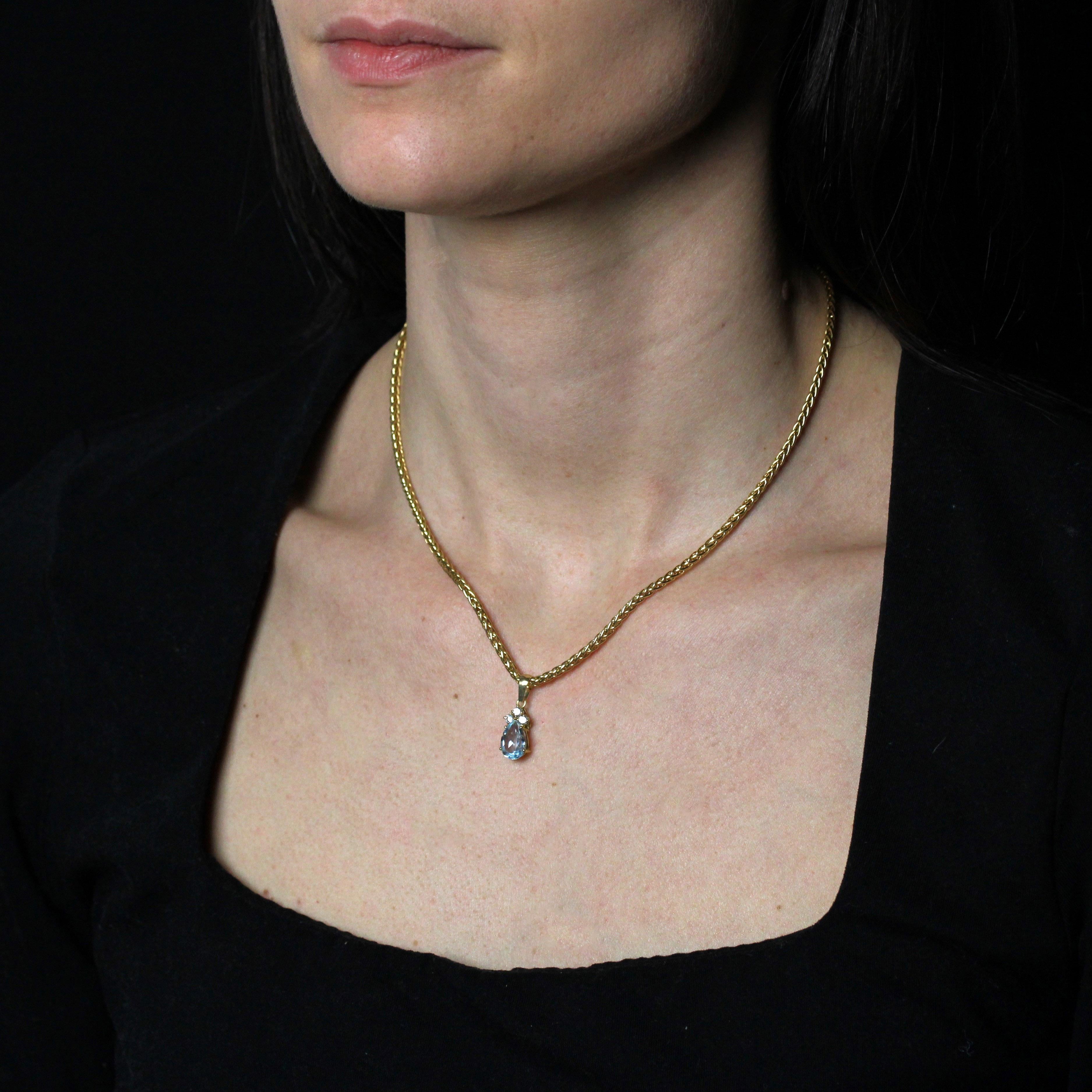 Modern Second-Hand Aquamarine Diamonds 18 Karat Yellow Gold Pendant Necklace For Sale 4
