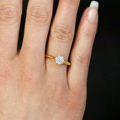 Modern Second-Hand Diamond 18 Karat Yellow Gold Flower Solitaire Ring