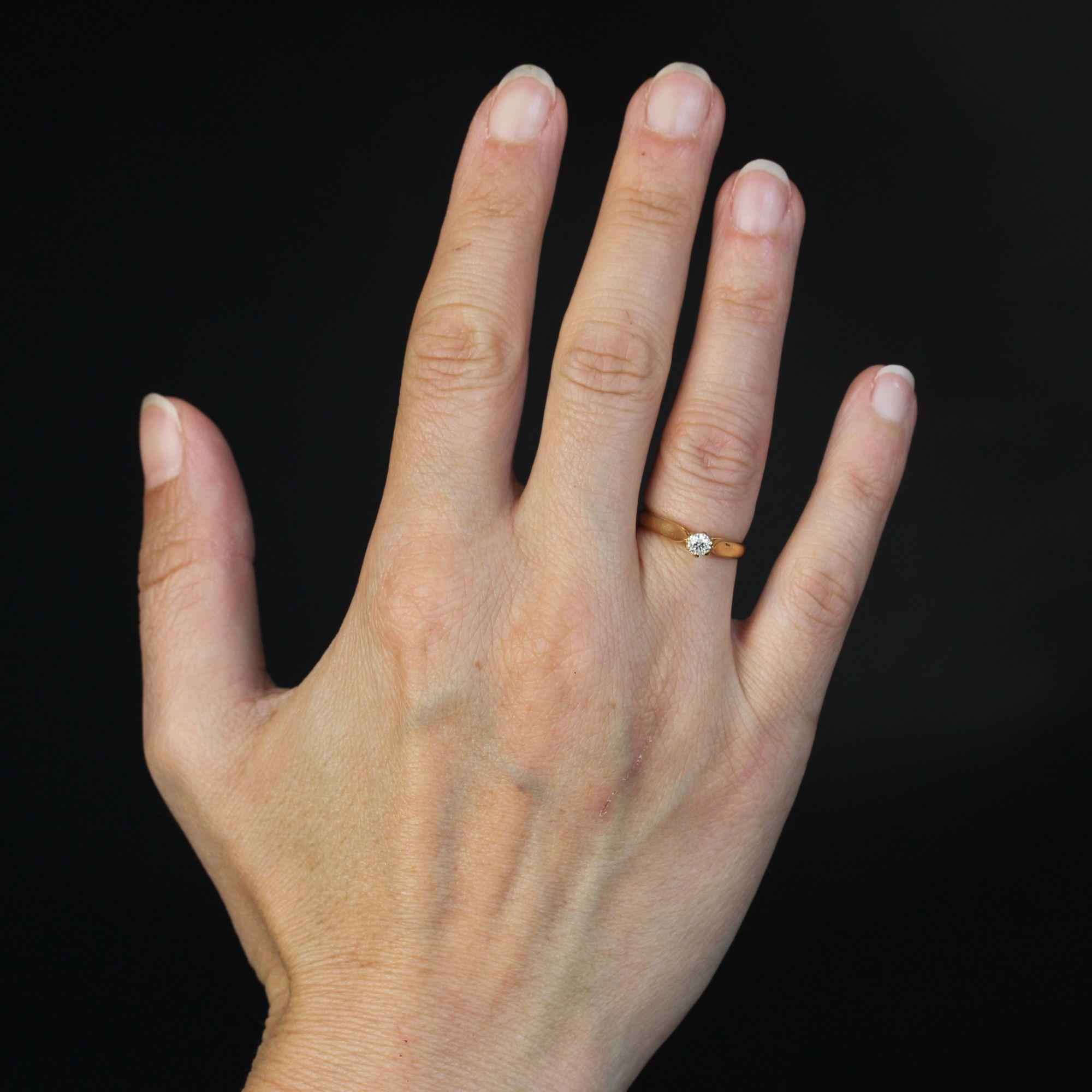 Ring in 18 karat yellow gold, eagle's head hallmark.
This yellow gold solitaire is set with 6 high claws and a modern brilliant-cut diamond.
Total diamond weight: about 0.15 carat. Diamond estimated quality : G/H.VVS
Height : 4 mm approximately,