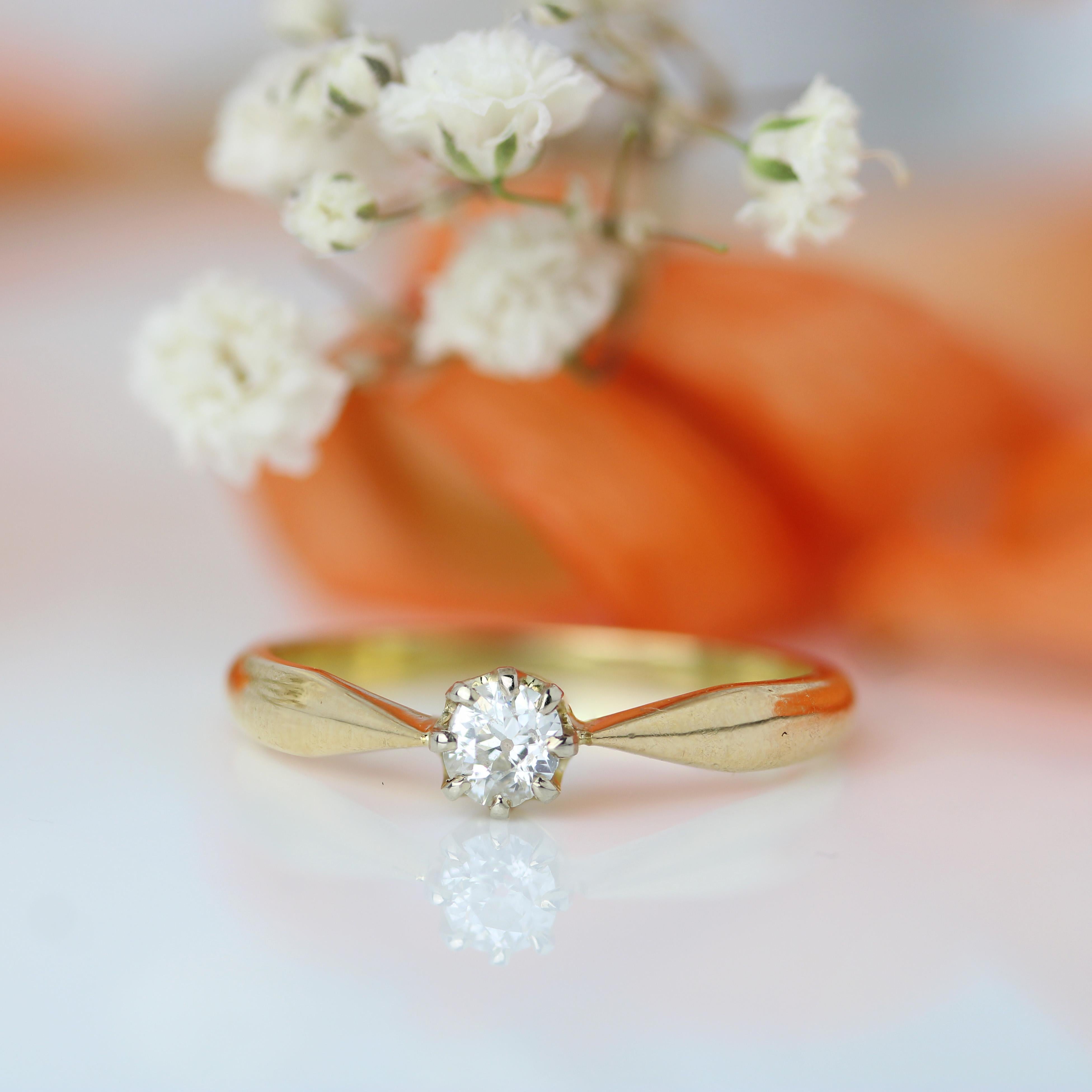 Moderne Bague solitaire moderne de seconde main en or jaune 18 carats avec diamants en vente