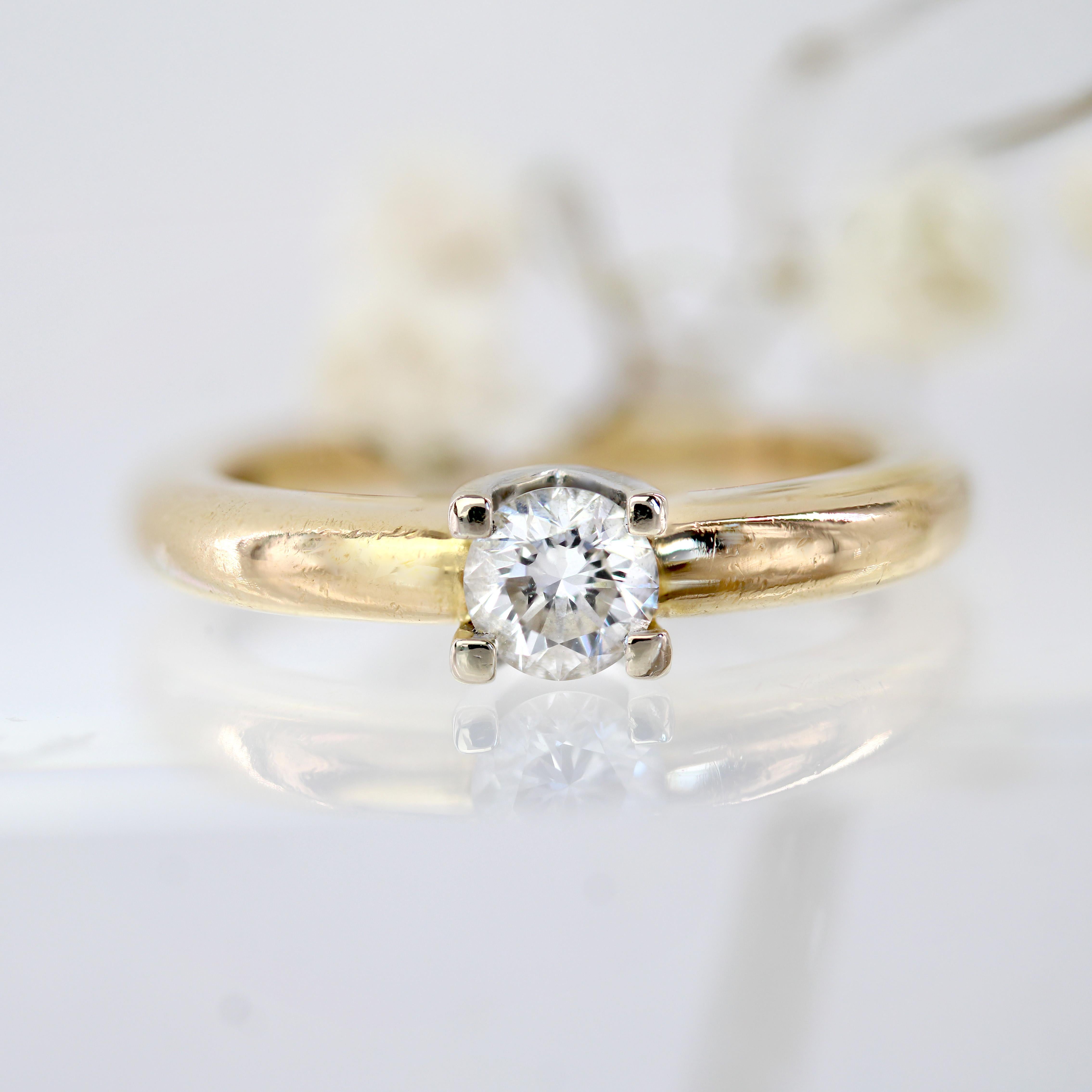 Brilliant Cut Modern Second-Hand Diamond 18 Karat Yellow Gold Solitaire Ring For Sale