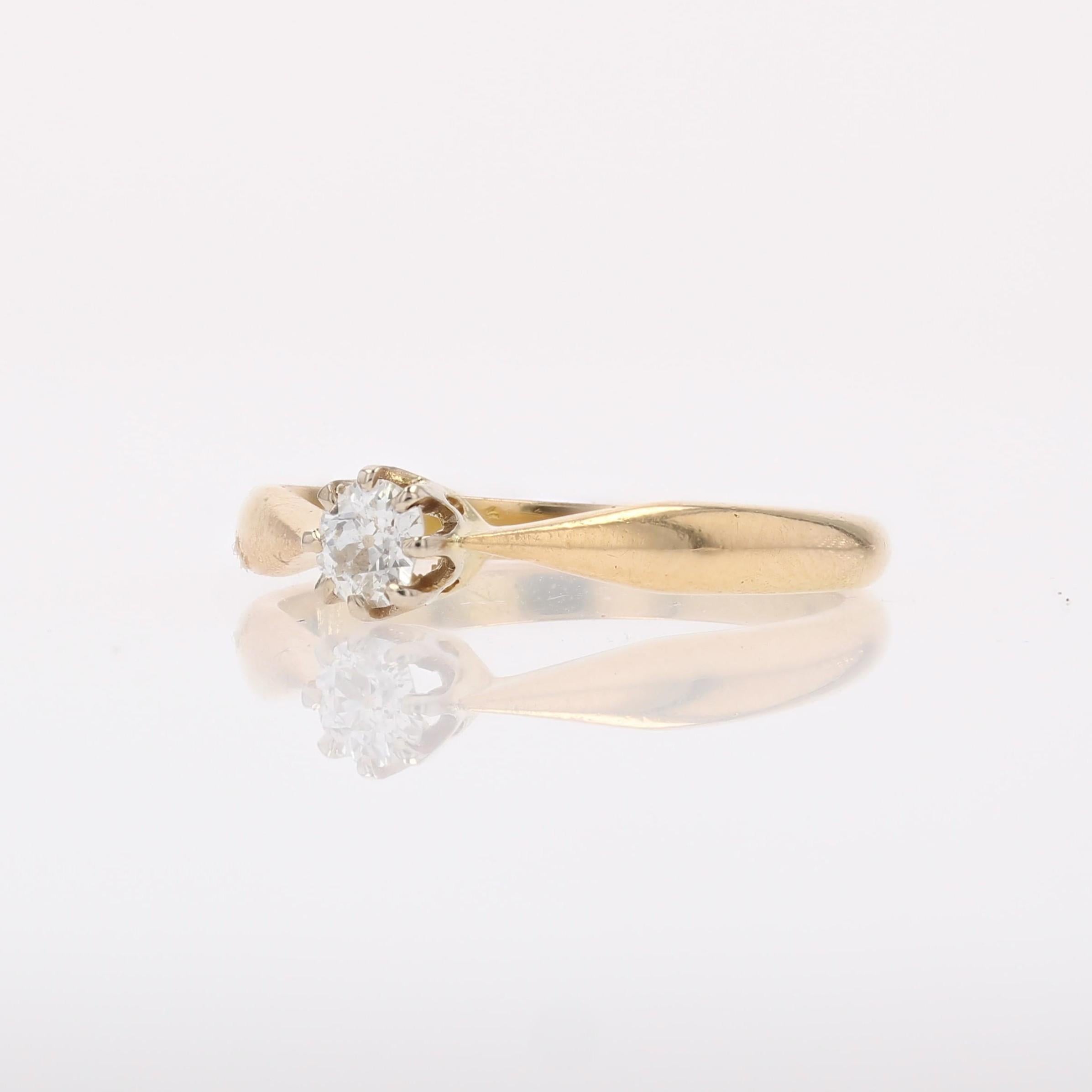 Taille brillant Bague solitaire moderne de seconde main en or jaune 18 carats avec diamants en vente