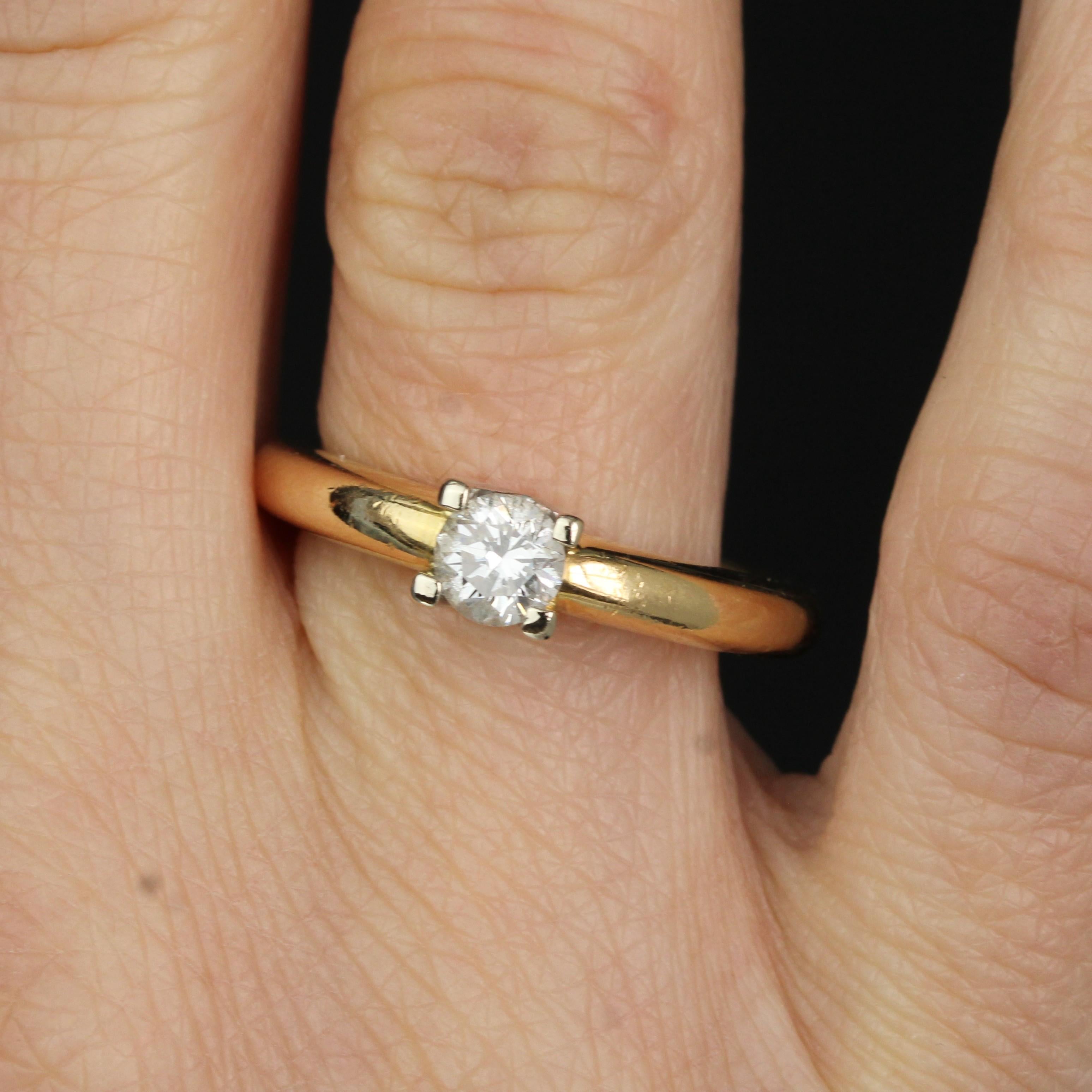 Modern Second-Hand Diamond 18 Karat Yellow Gold Solitaire Ring For Sale 1
