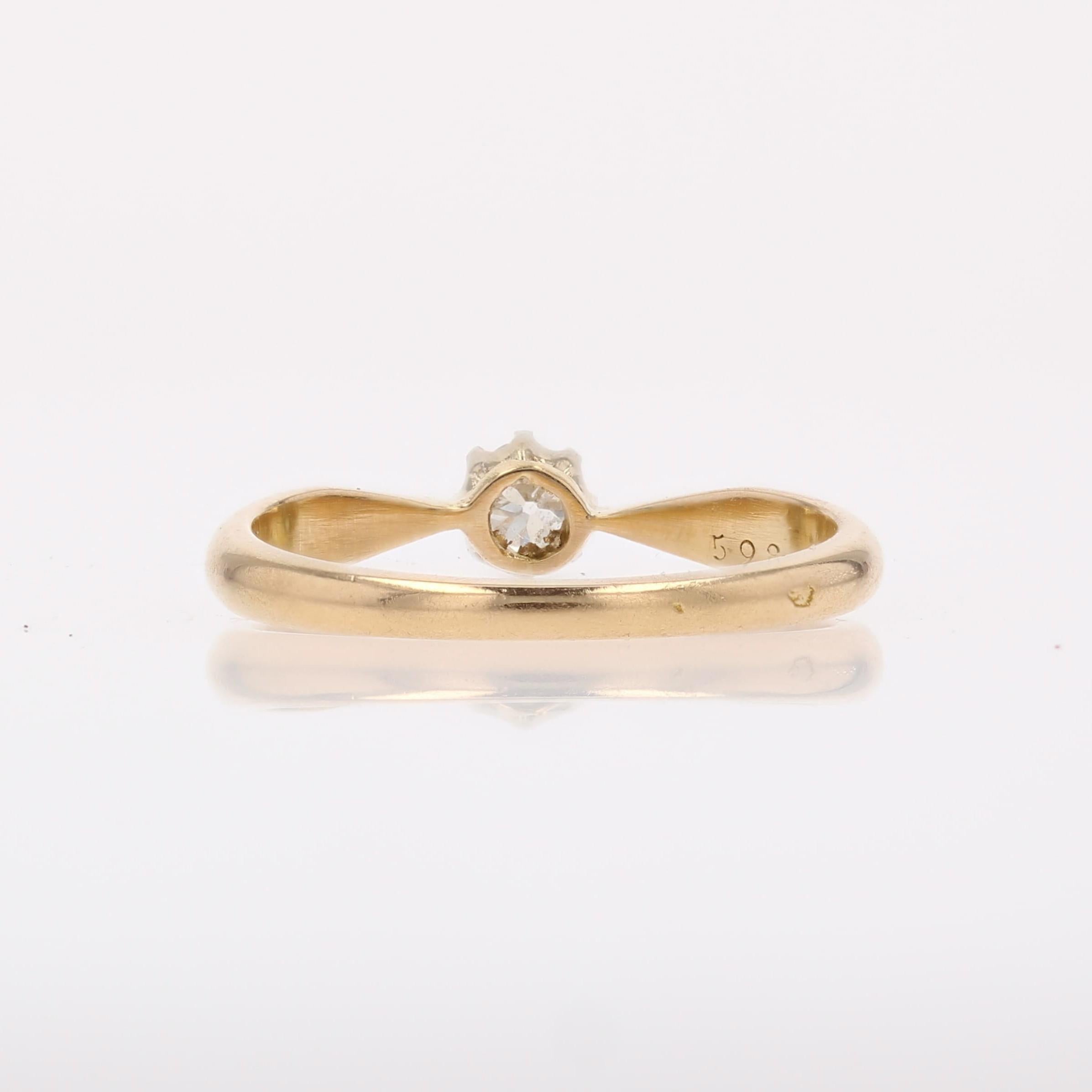 Bague solitaire moderne de seconde main en or jaune 18 carats avec diamants en vente 1