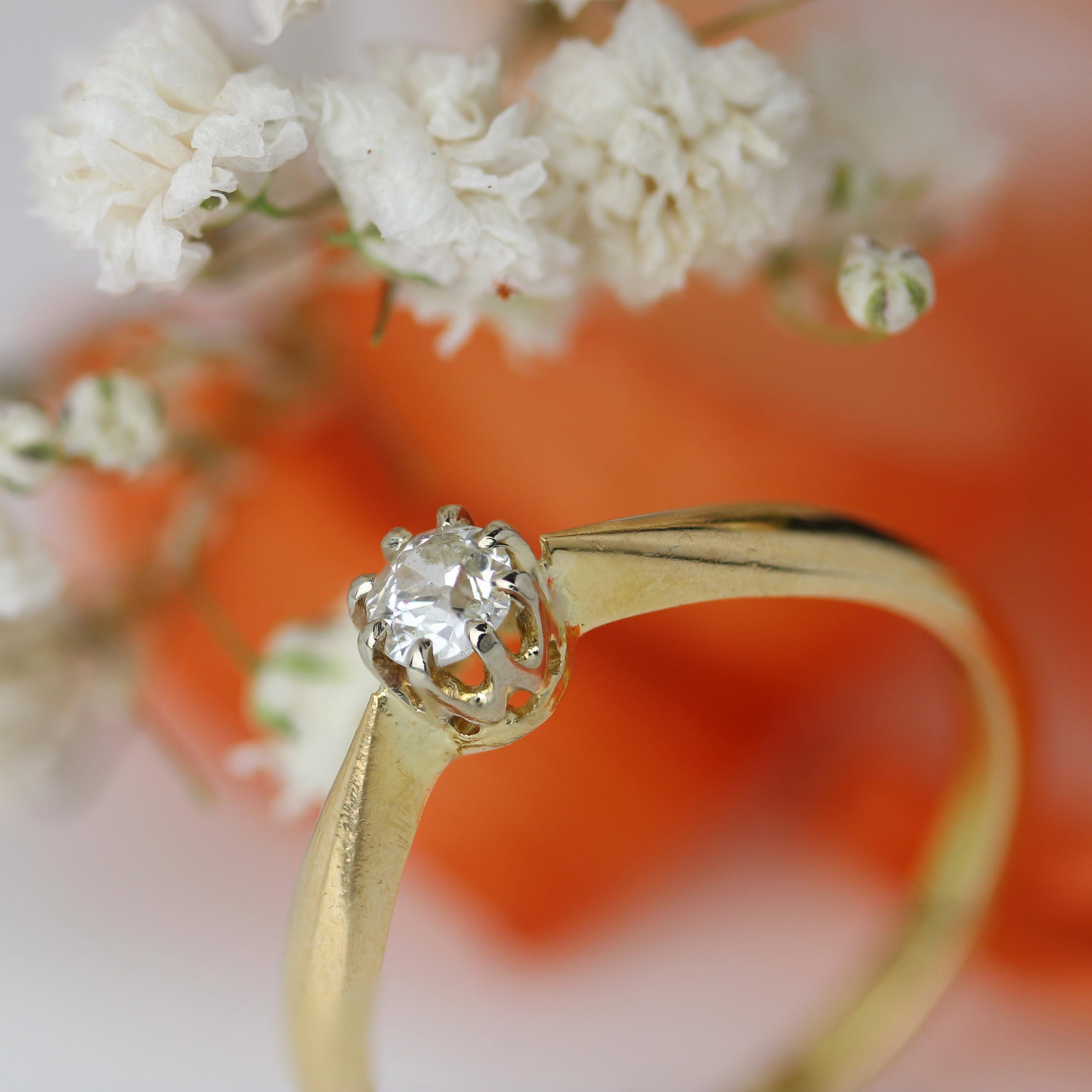 Bague solitaire moderne de seconde main en or jaune 18 carats avec diamants en vente 2