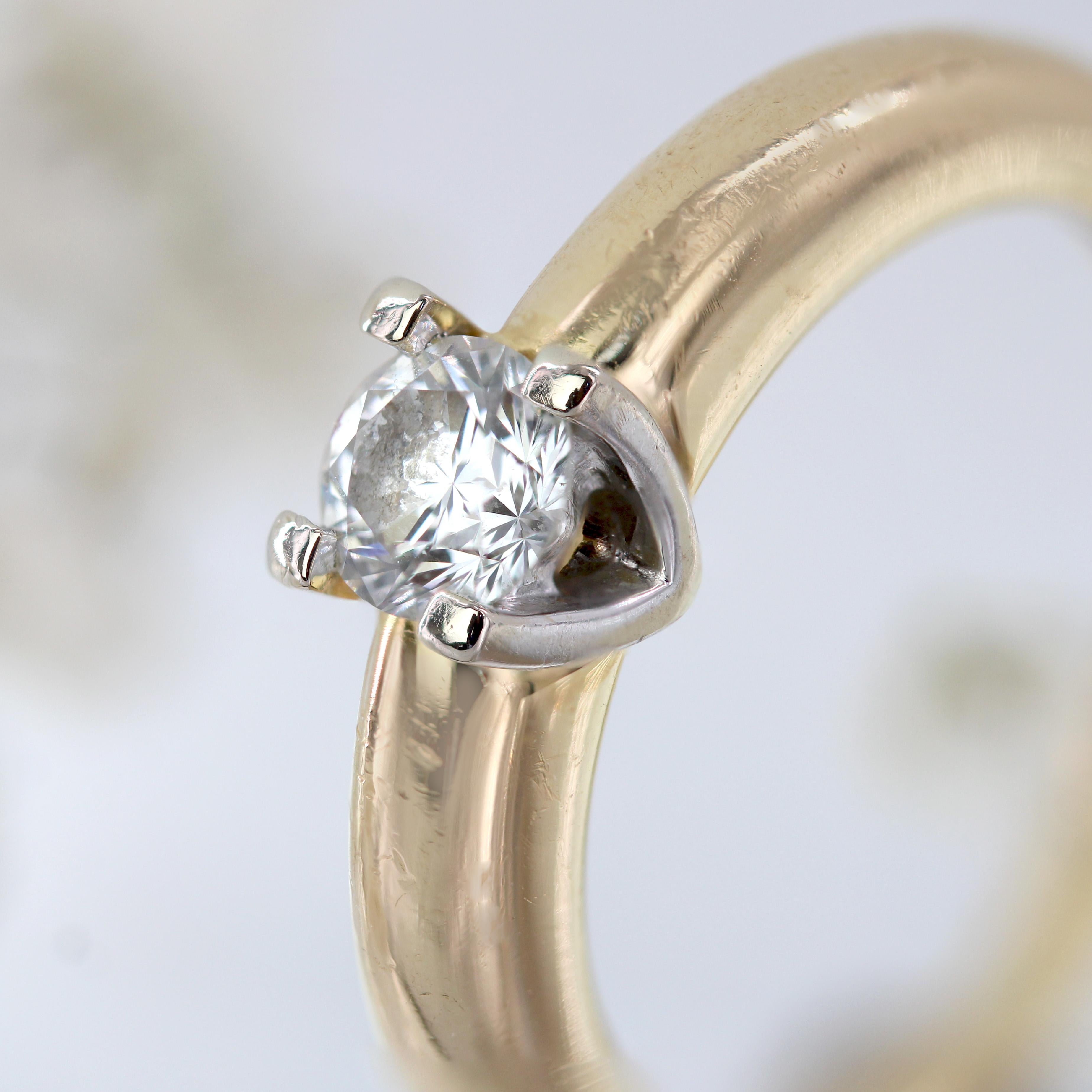 Modern Second-Hand Diamond 18 Karat Yellow Gold Solitaire Ring For Sale 4