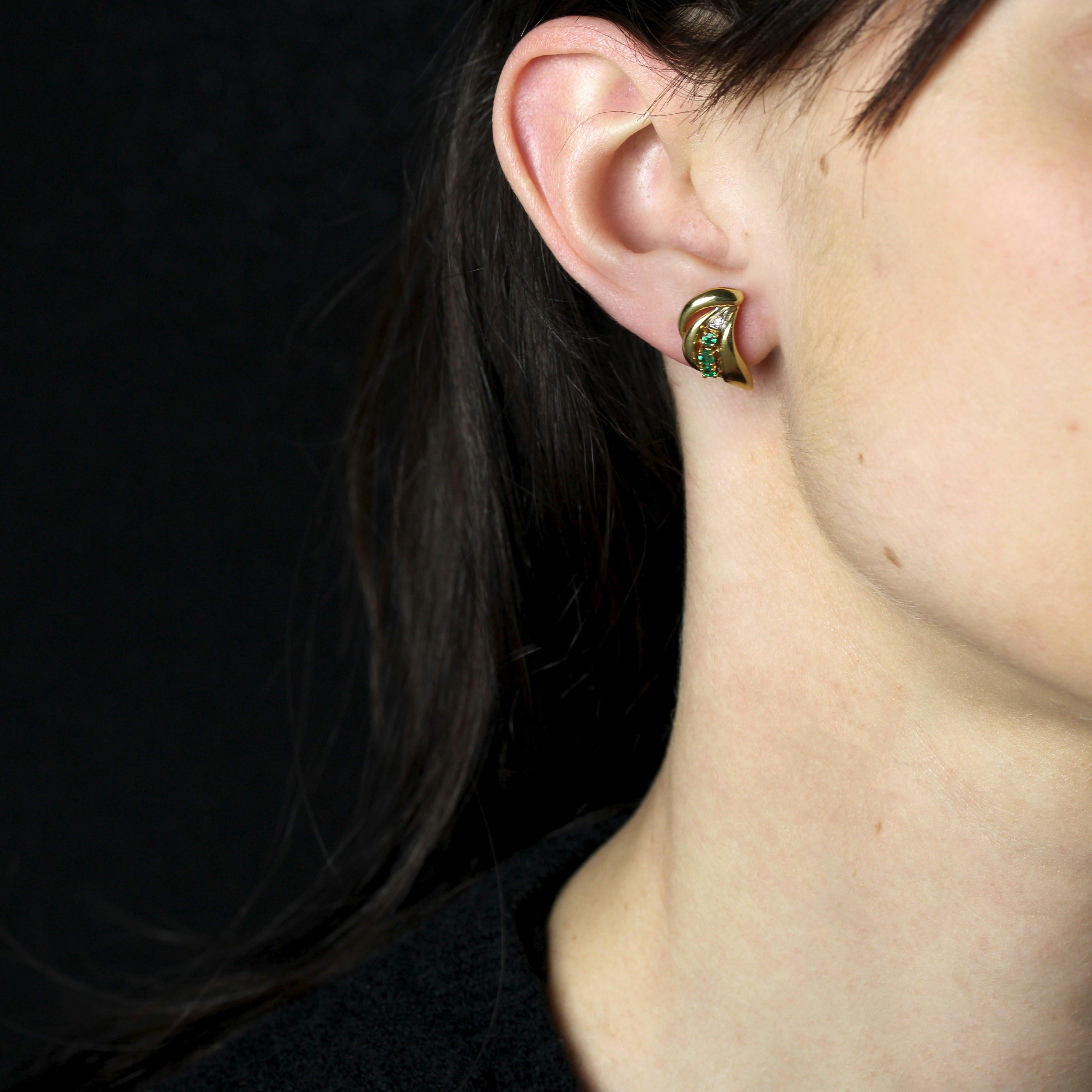 For pierced ears.
Earring in 18 karat yellow gold, eagle head hallmark.
Earrings in rounded, gadrooned yellow gold, adorned with 3 round emeralds and a small diamond on a gadroon. The clasp is a butterfly.
Height : 16.7 mm approximately, width : 8.3
