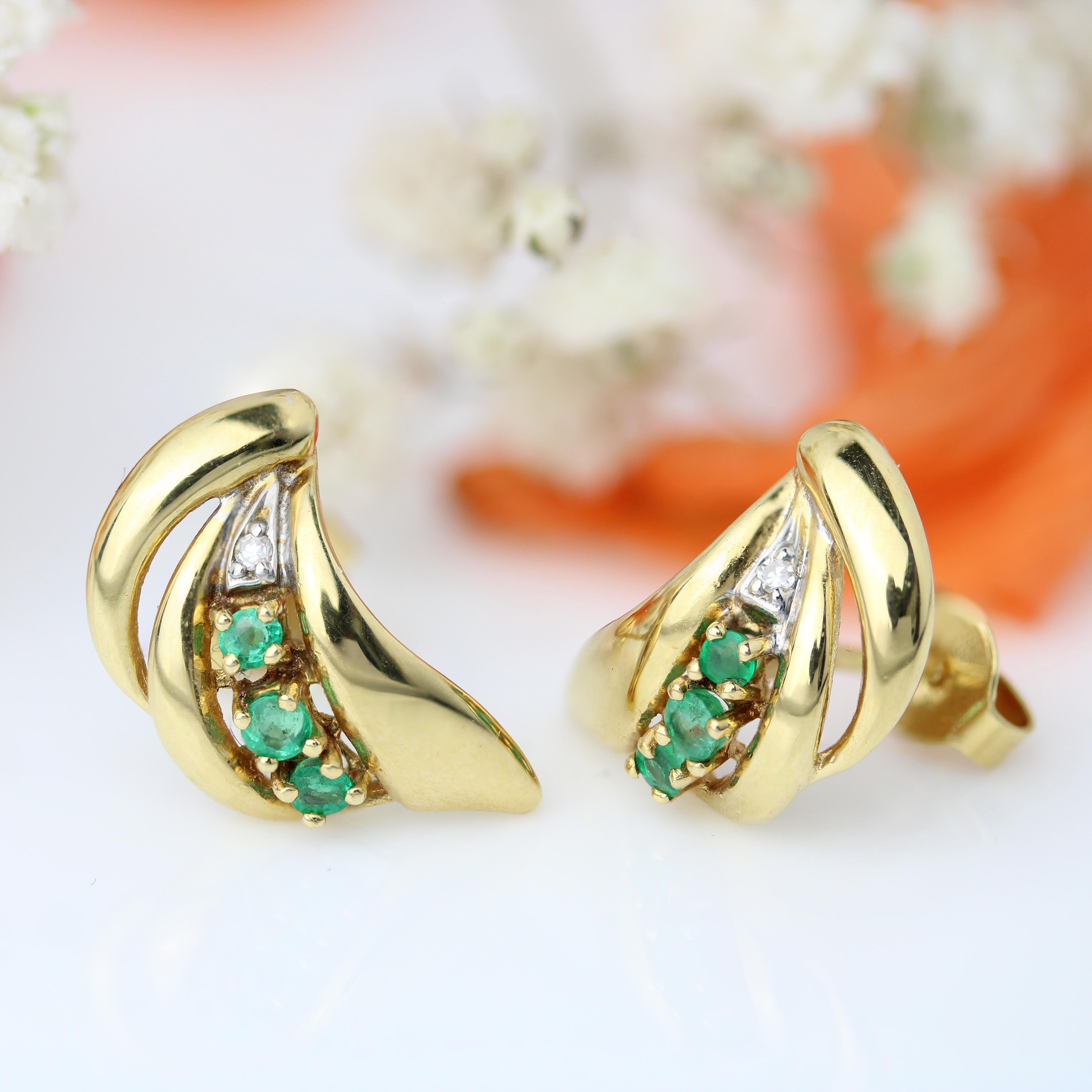 Round Cut Modern Second-Hand Emeralds Diamonds 18 Karat Yellow Gold Stud Earrings For Sale