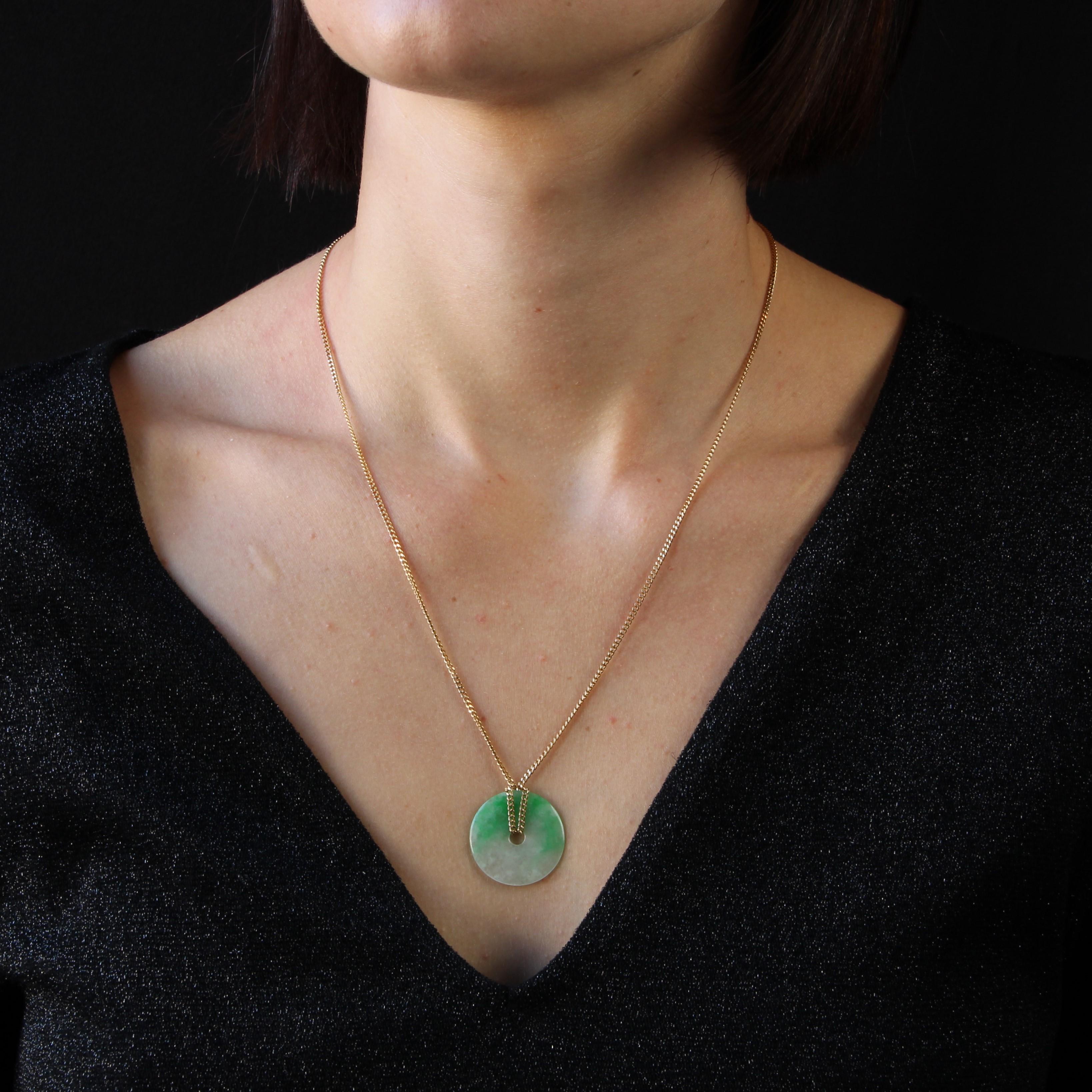 Kette aus 18 Karat Gelbgold, Adlerkopfpunze.
Die Kette ist ein gefeiltes Gourmet-Glied, das dank eines abnehmbaren Schiebeknotens eine Scheibe aus weiß gefärbtem grünem Jadeit hält. Der Knoten kann entfernt oder hinzugefügt werden, um die Kette