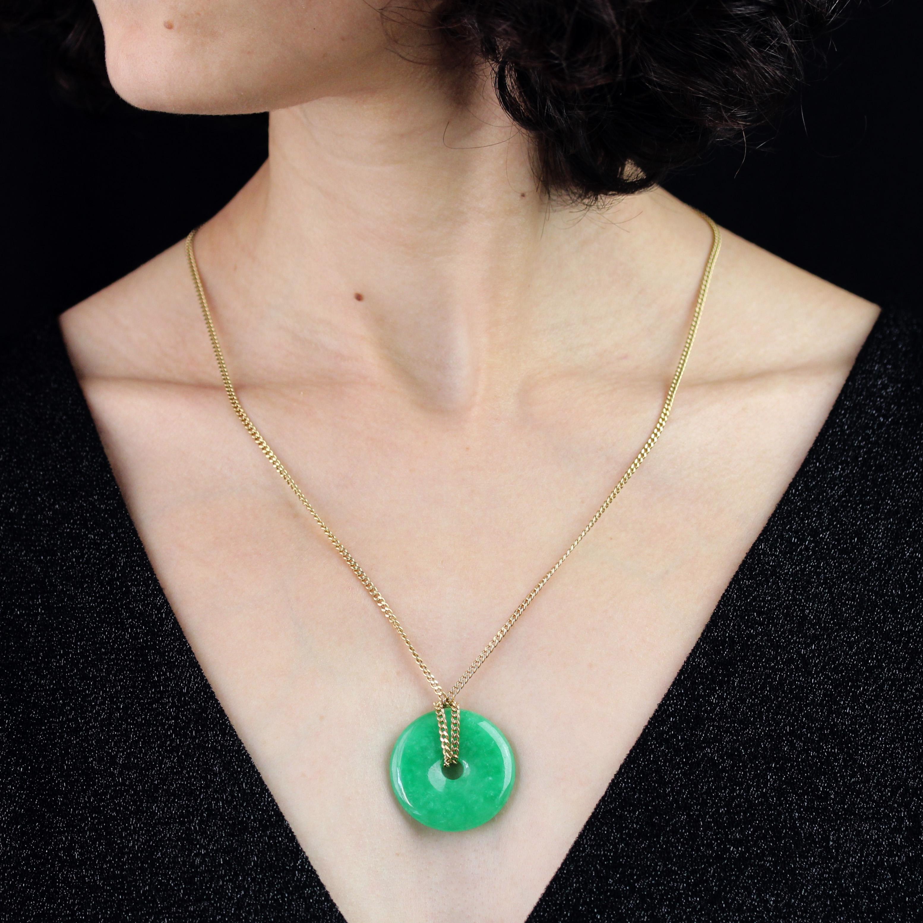 Catena in oro giallo 18 carati, marchio a testa d'aquila.
Questa catena in oro giallo è caratterizzata da un design a maglie limate che tiene in posizione un disco di giadeite verde tinta di bianco con un nodo scorrevole rimovibile. Grazie al nodo