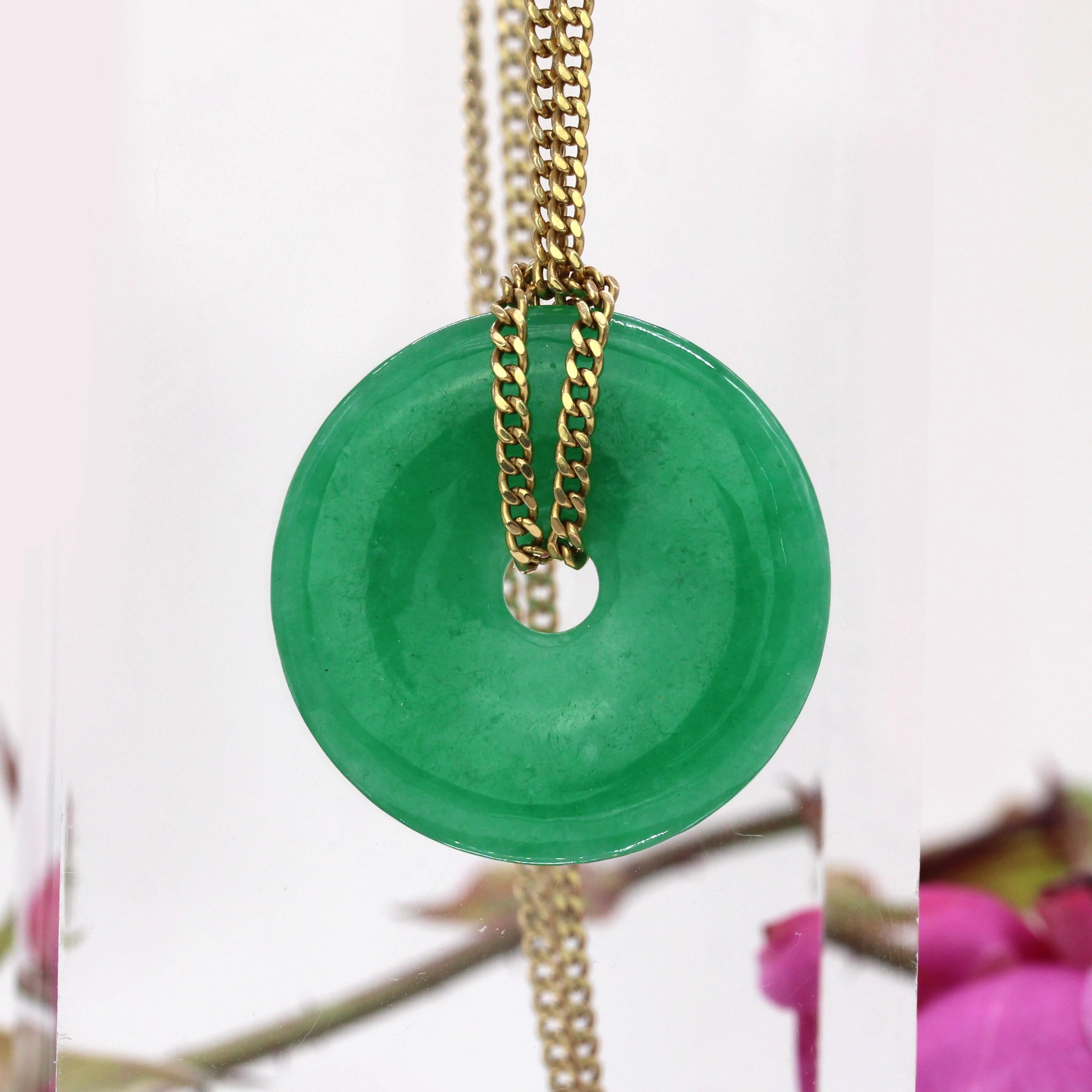 Moderno Collana moderna di seconda mano con disco di giada e catena in oro giallo 18 carati in vendita
