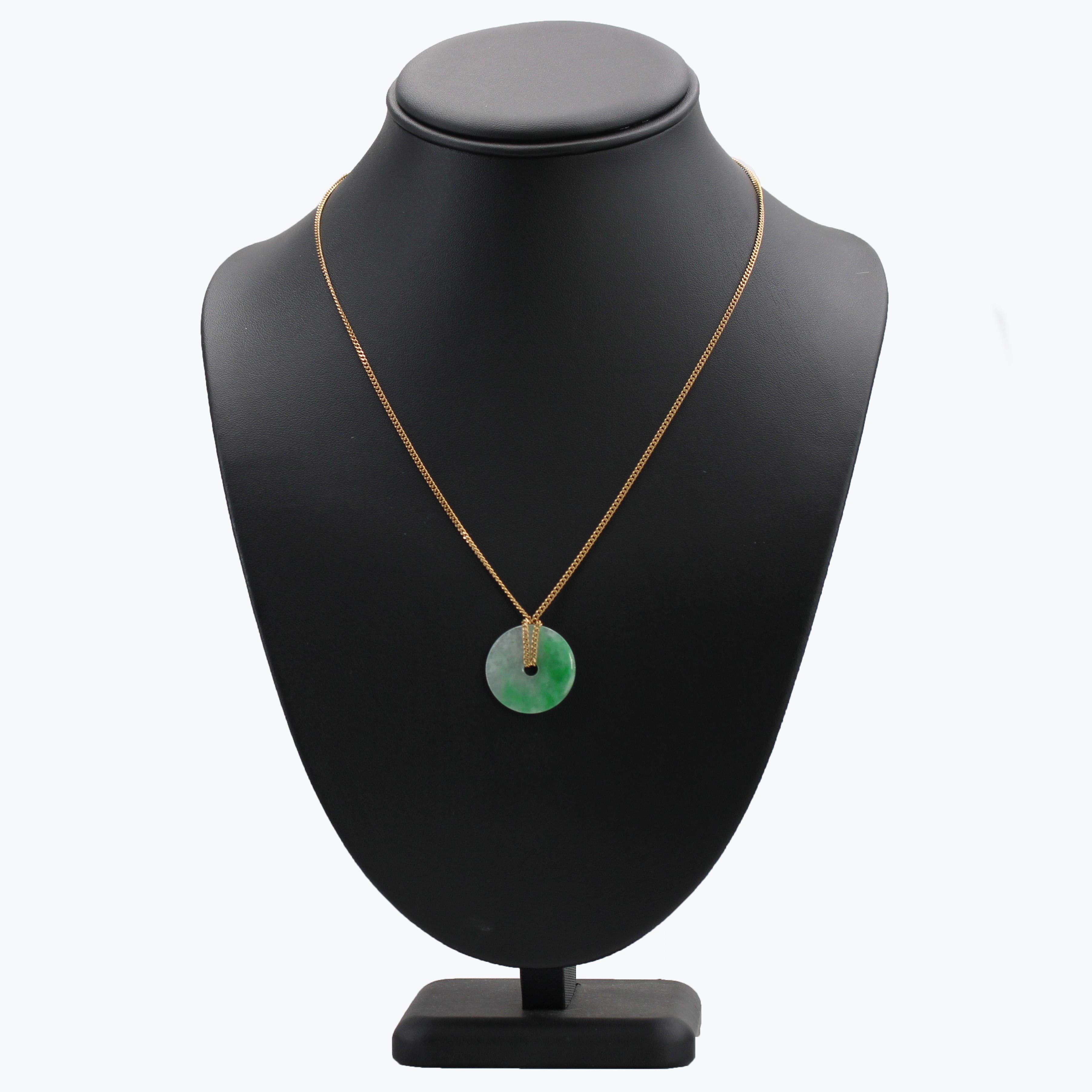 Moderne zweite Hand Jade Disc 18 Karat Gelbgold Kette Halskette im Zustand „Hervorragend“ in Poitiers, FR